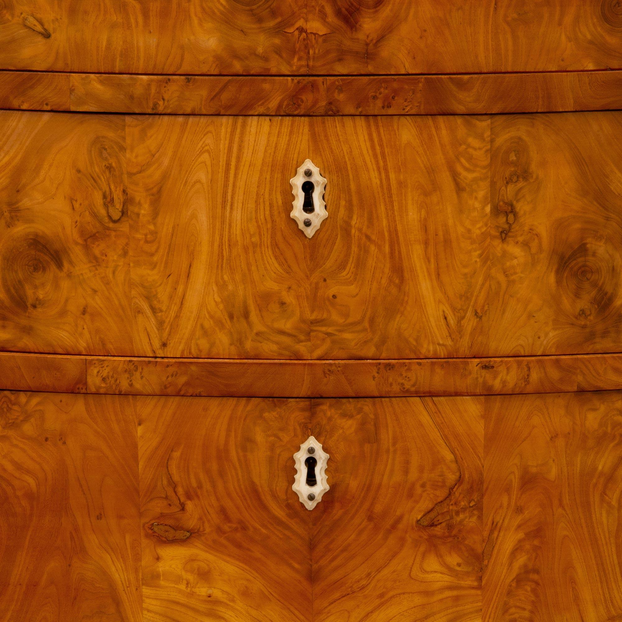 Commode continentale del XIX secolo Biedermeier in acero di S. Burl in vendita 1