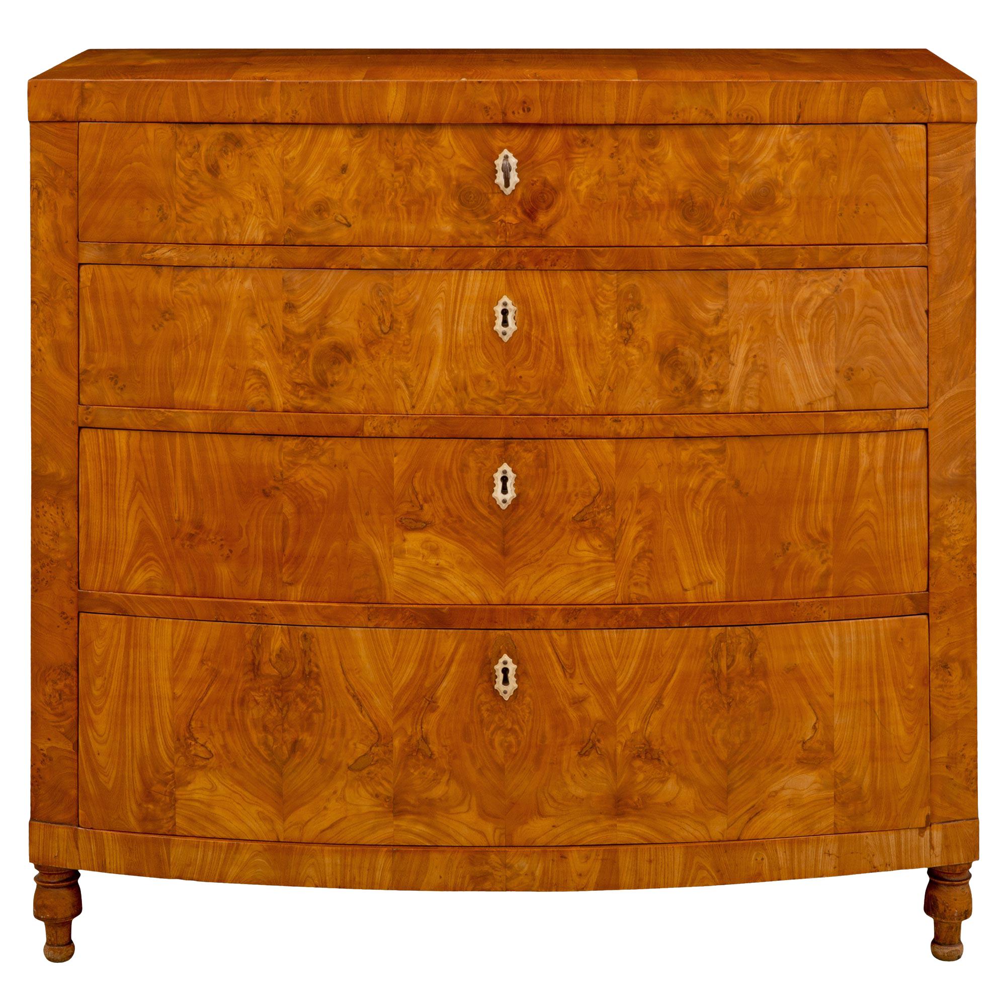 Commode continentale Biedermeier du 19ème siècle en ronce d'érable