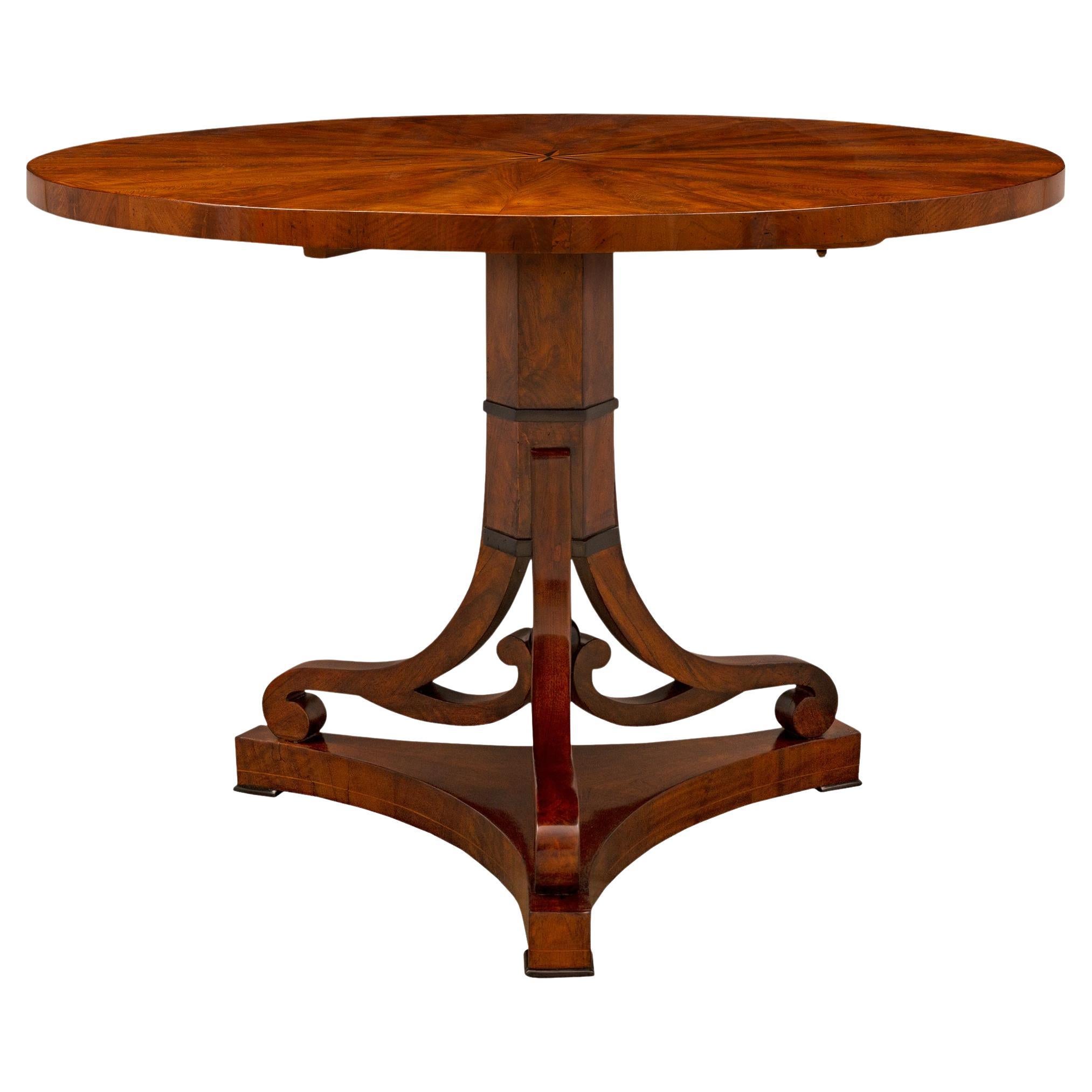 Table centrale continentale Biedermeier du 19ème siècle en acajou et bois fruitier