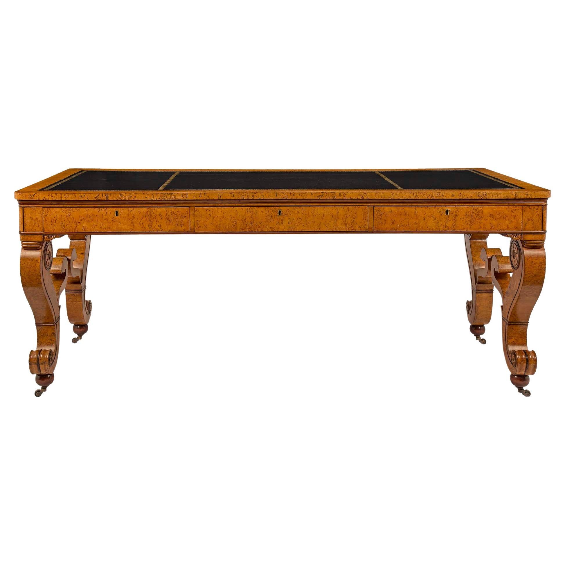 Table de bureau ou de centre de table Biedermeier en ronce d'érable continentale du 19ème siècle
