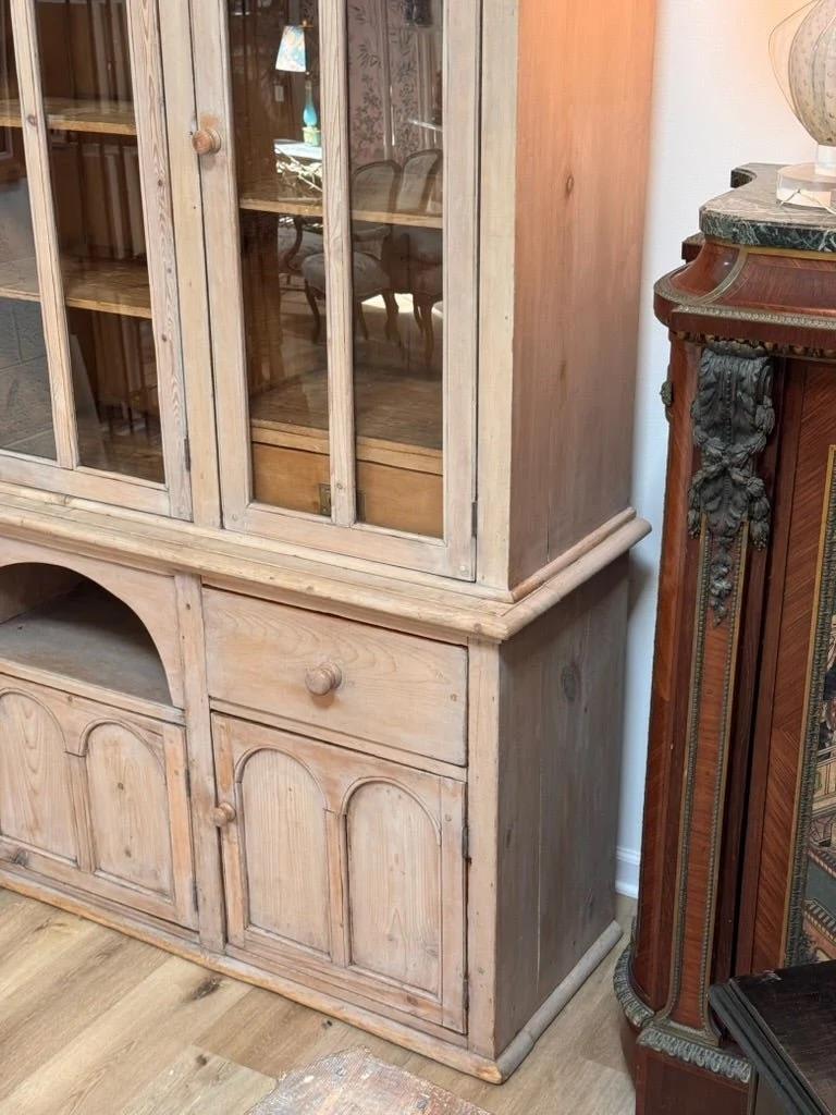 Armario continental del siglo XIX Vidrio en venta