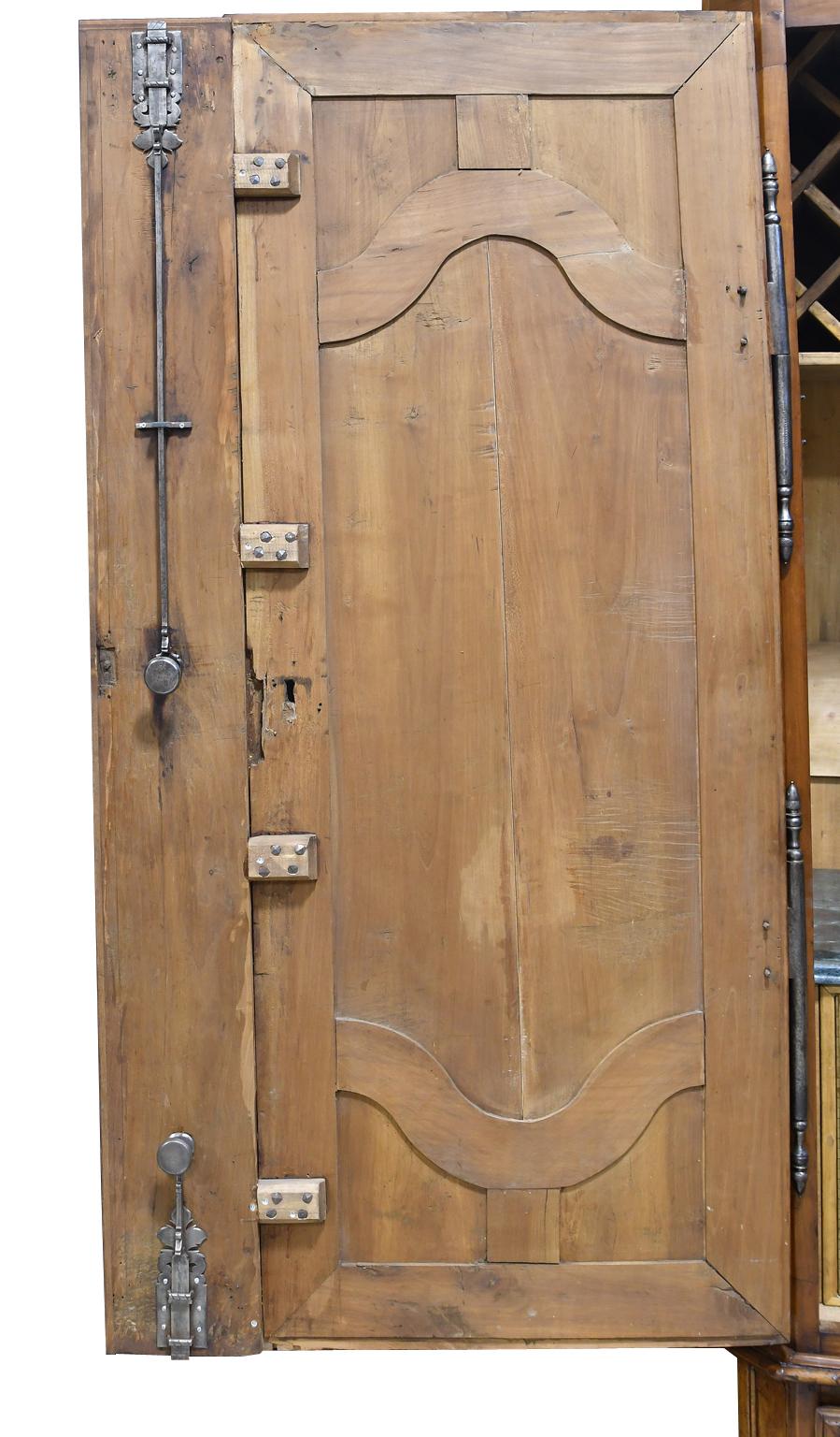 Armoire continentale in noce francese del XIX secolo attrezzato come bar in vendita 4