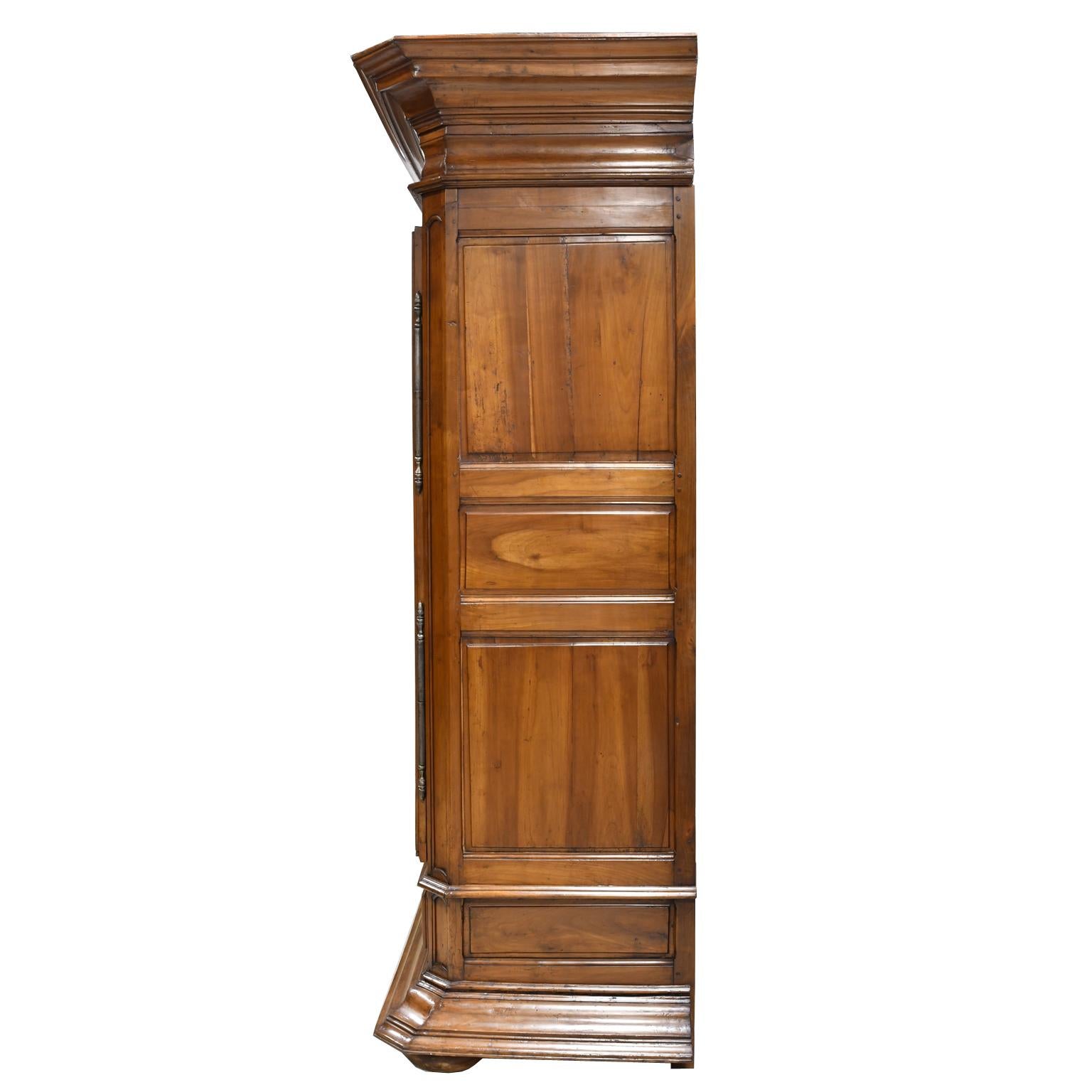 Barocco Armoire continentale in noce francese del XIX secolo attrezzato come bar in vendita