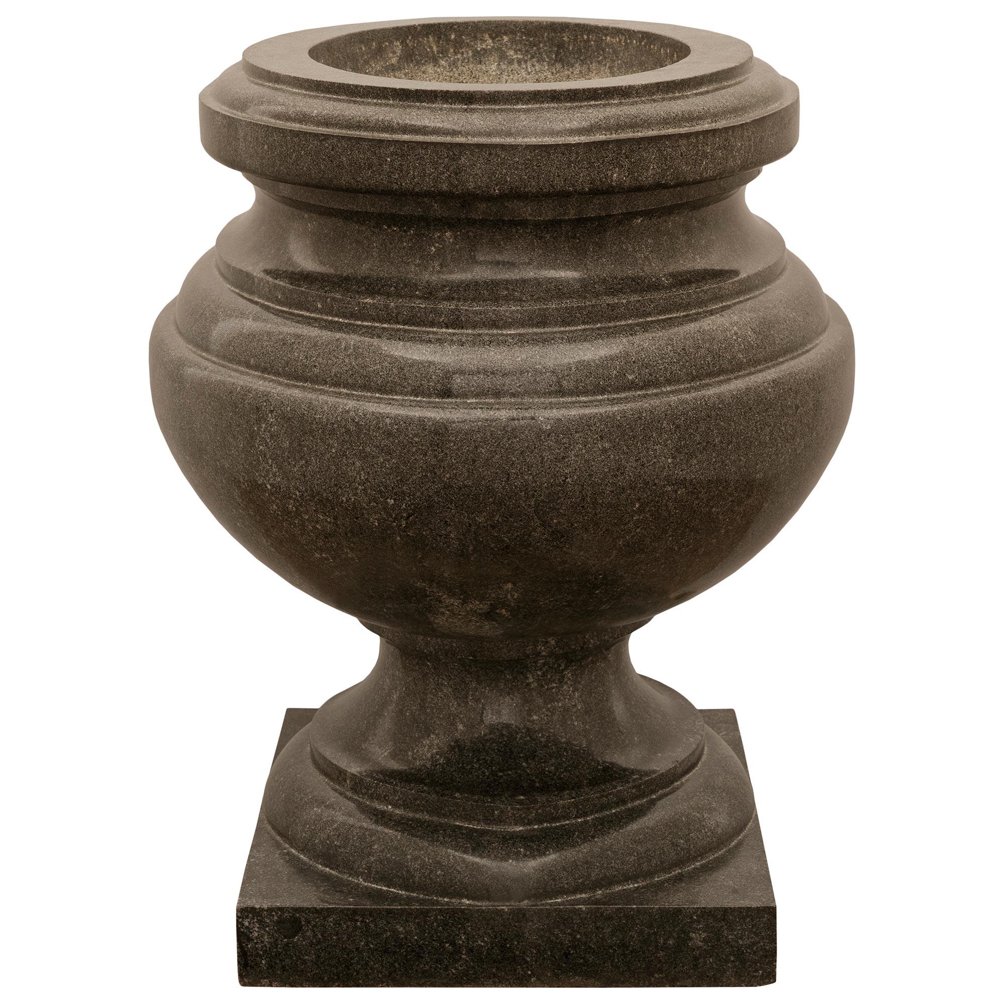 Granito Urna/piantana in granito del XIX secolo Continentale in vendita