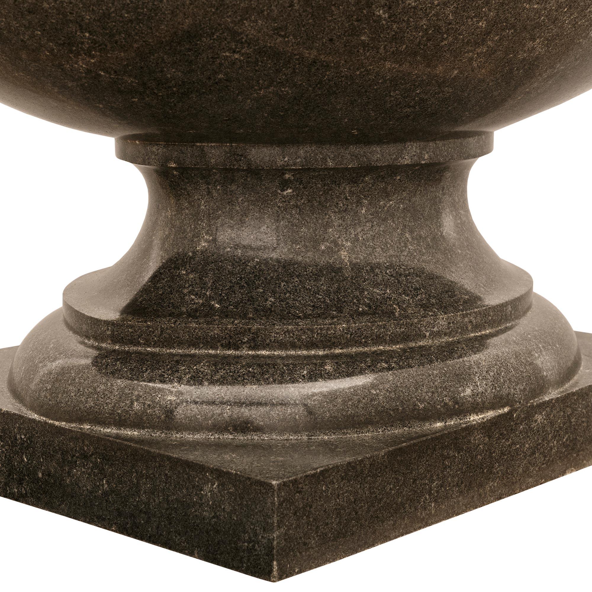 Urna/piantana in granito del XIX secolo Continentale in vendita 3