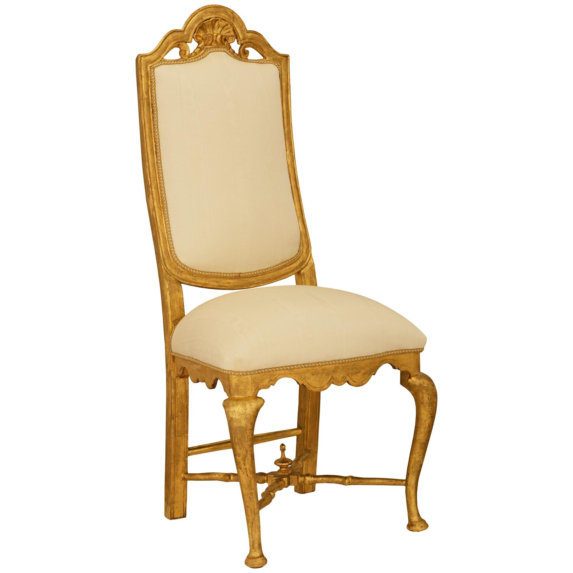 Sconosciuto Sedie da pranzo continentali del XIX secolo in stile Luigi XV in legno di Giltwood in vendita