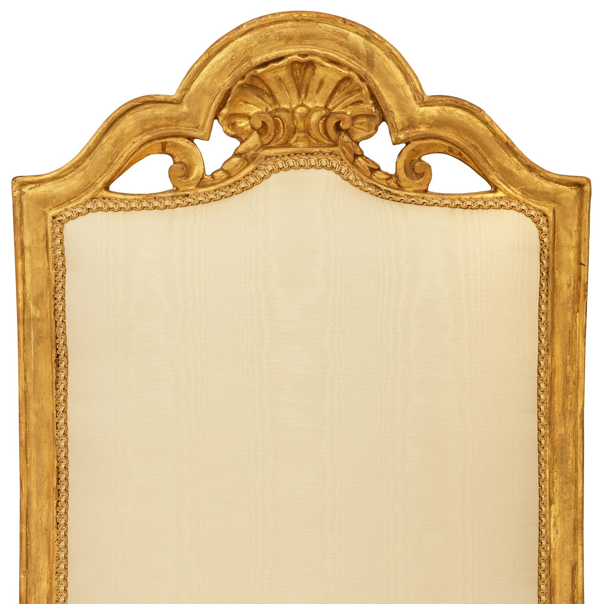 Legno dorato Sedie da pranzo continentali del XIX secolo in stile Luigi XV in legno di Giltwood in vendita