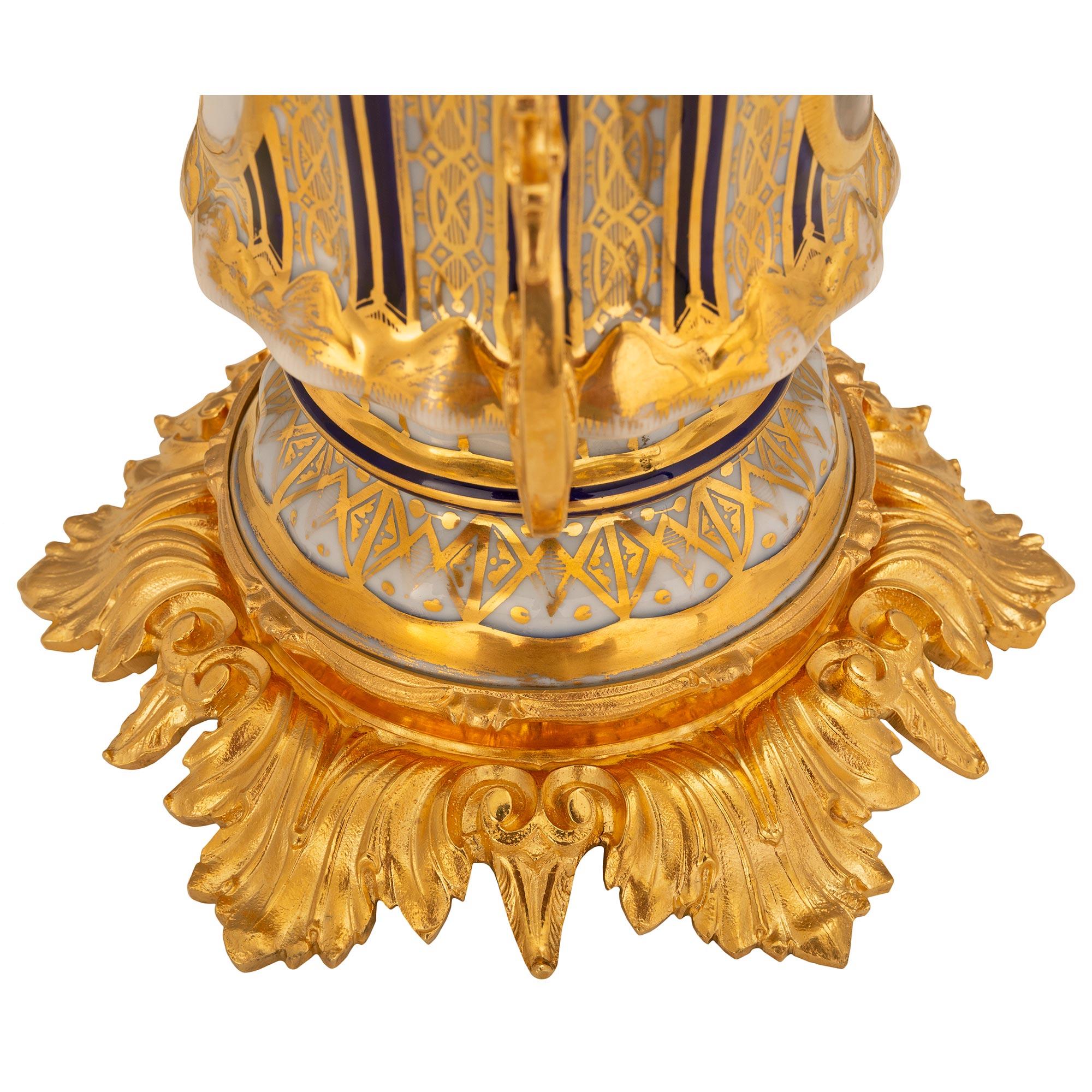 Lámpara continental de porcelana y ormolu de San Luis XV del siglo XIX en venta 6
