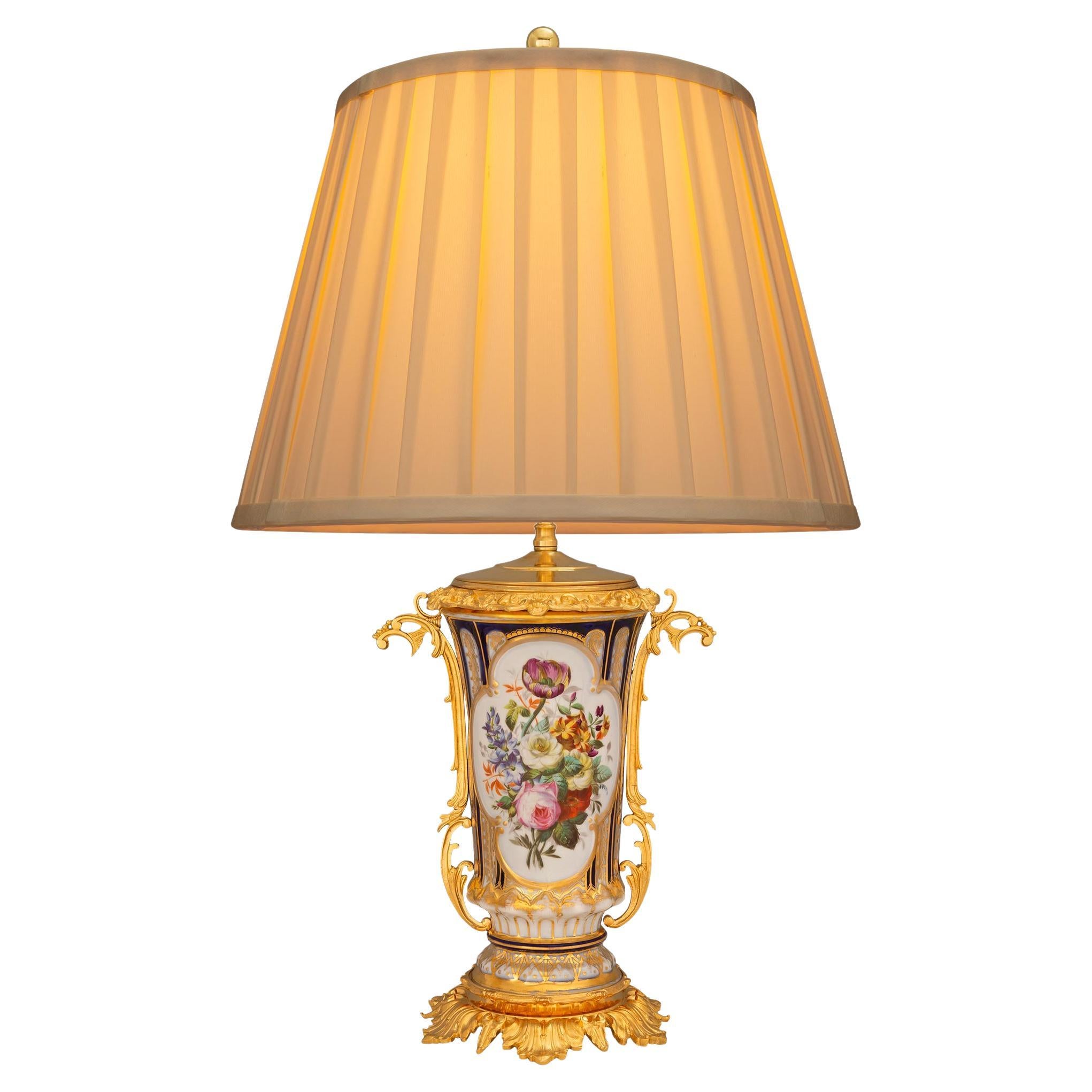 Lampe continentale Louis XV du 19ème siècle en porcelaine et bronze doré