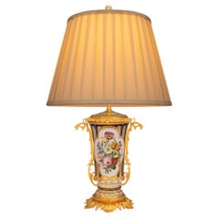 Lampe continentale Louis XV du 19ème siècle en porcelaine et bronze doré