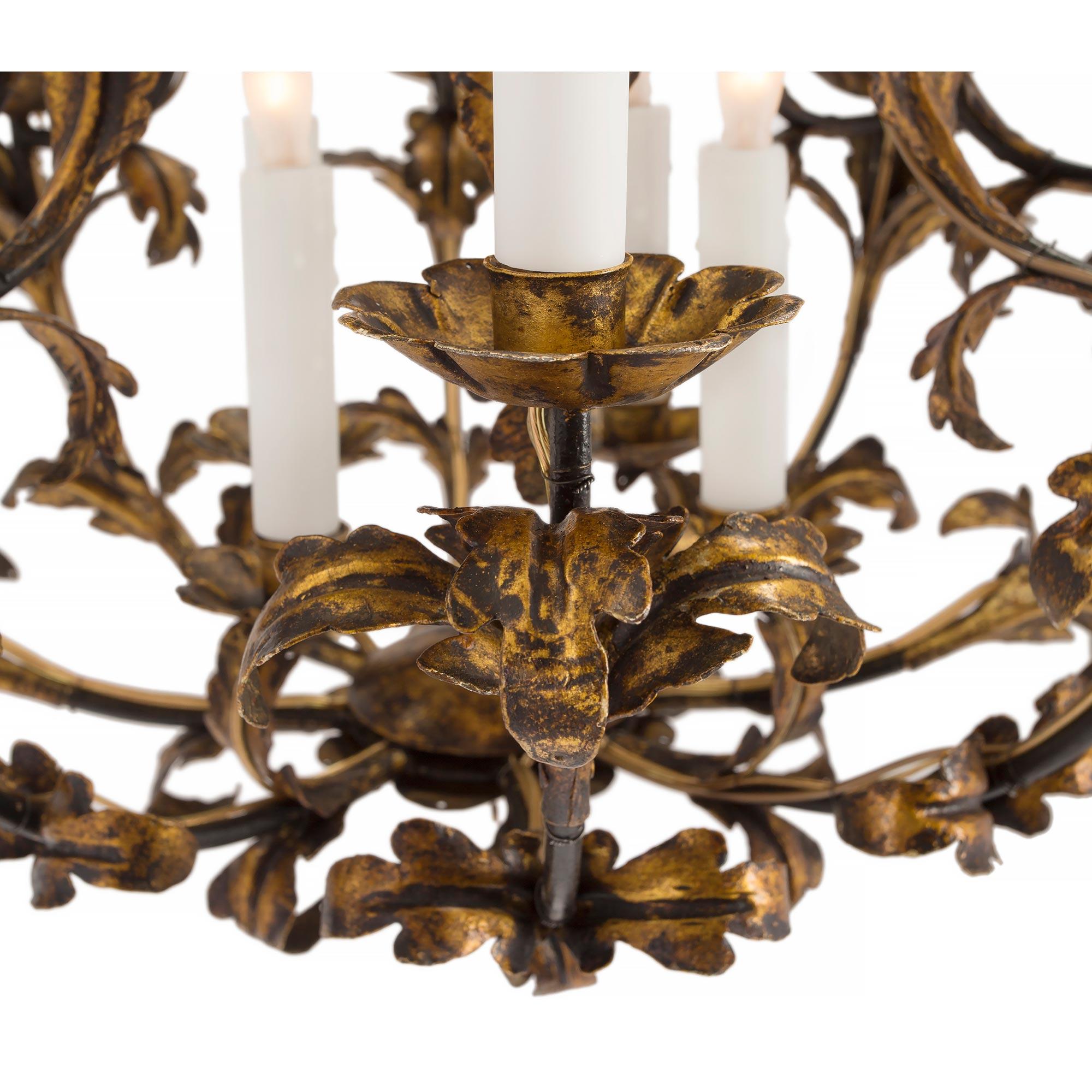 Metallo Lampadario continentale del XIX secolo in stile Luigi XV in metallo patinato e dorato in vendita