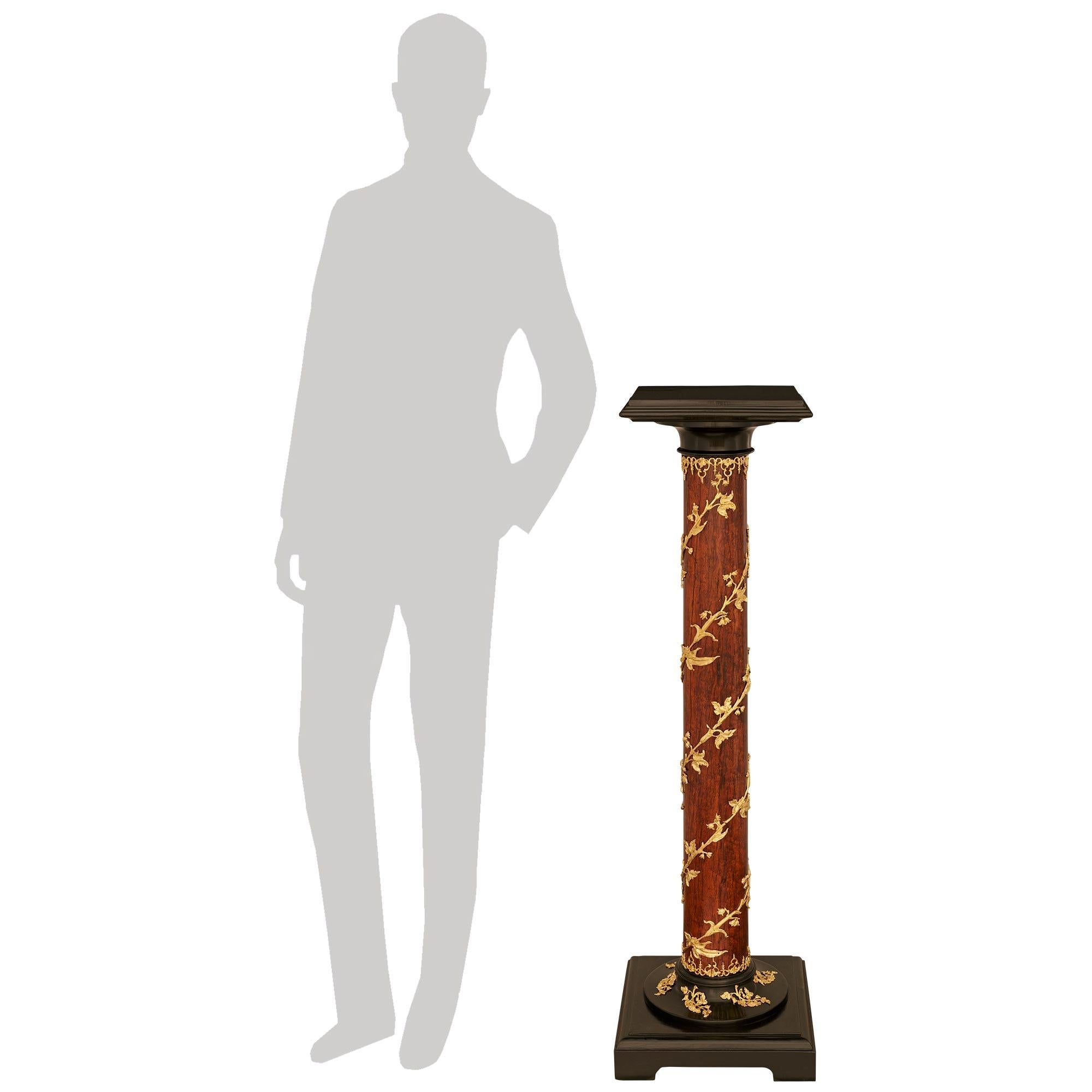 Ein einzigartiger und äußerst dekorativer kontinentaler Louis XVI-Sockel des 19. Jahrhunderts aus Wurzel-Rotholz, ebonisiertem Obstholz und Ormolu. Dieser atemberaubende Sockel wird von einem Sockel aus ebonisiertem Obstholz getragen, der einen