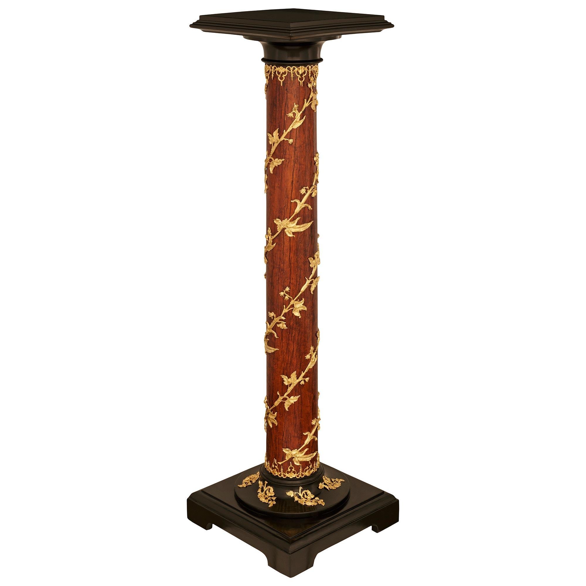 Kontinentaler Louis-XVI-Sockel aus Wurzelholz, Obstholz, Obstholz und Goldbronze aus dem 19. Jahrhundert (Louis XVI.) im Angebot