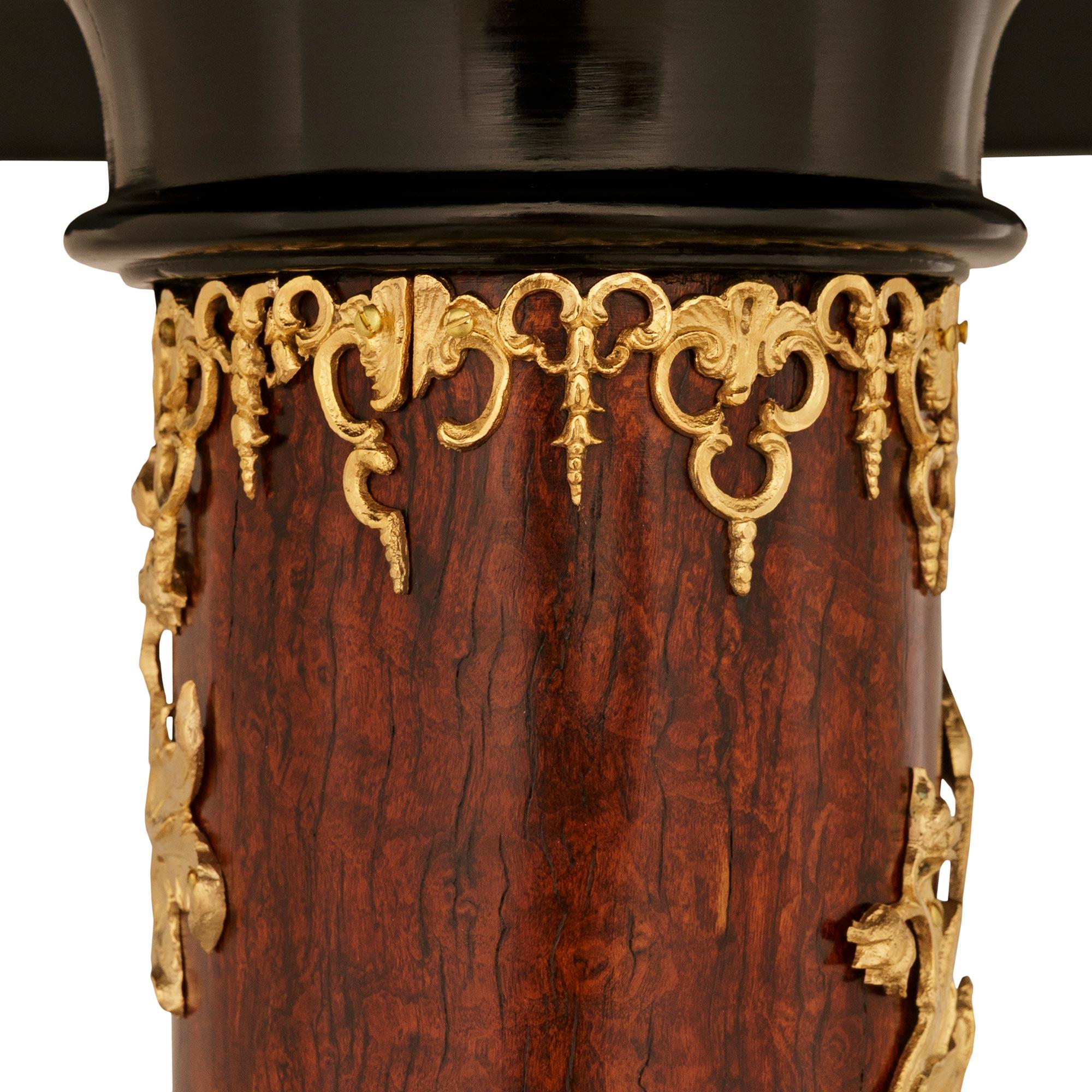 Kontinentaler Louis-XVI-Sockel aus Wurzelholz, Obstholz, Obstholz und Goldbronze aus dem 19. Jahrhundert im Zustand „Gut“ im Angebot in West Palm Beach, FL