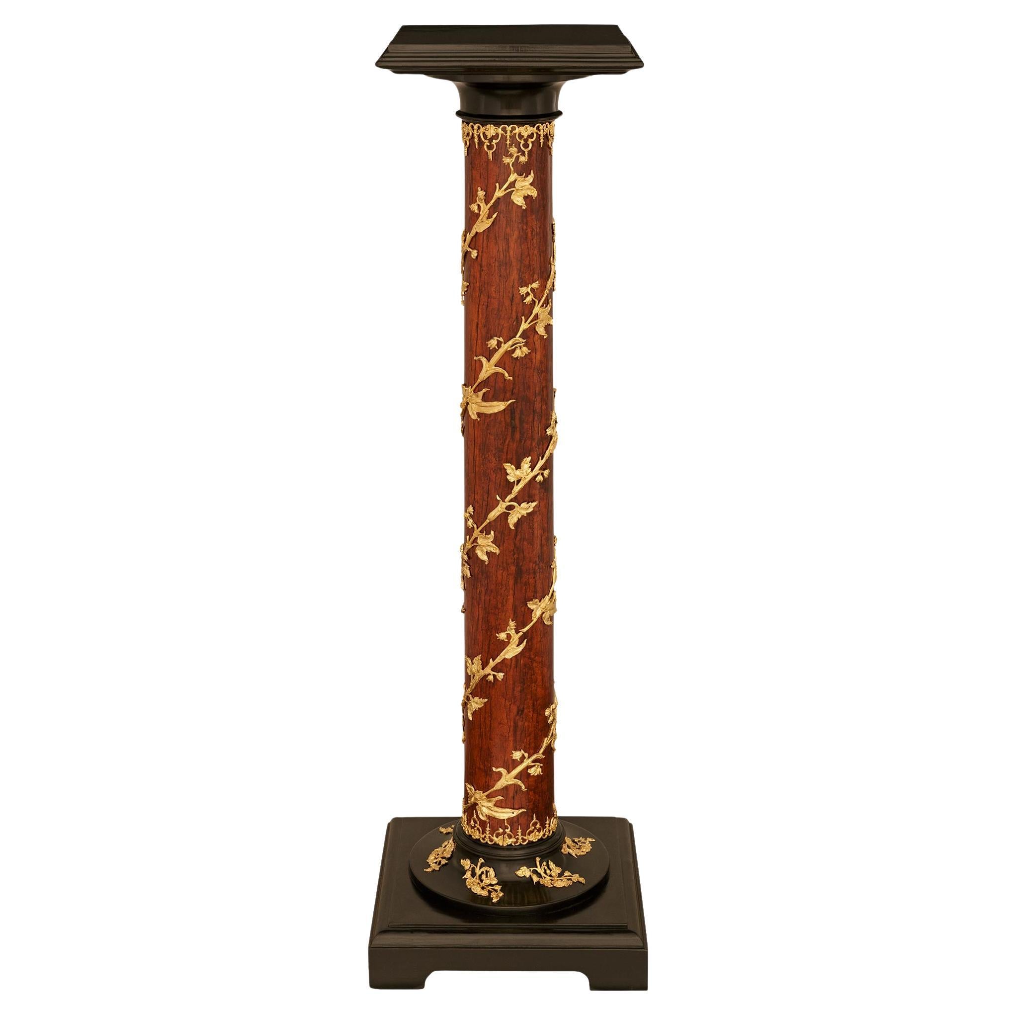 Piédestal continental Louis XVI du 19ème siècle en bois de ronce, bois fruitier et bronze doré
