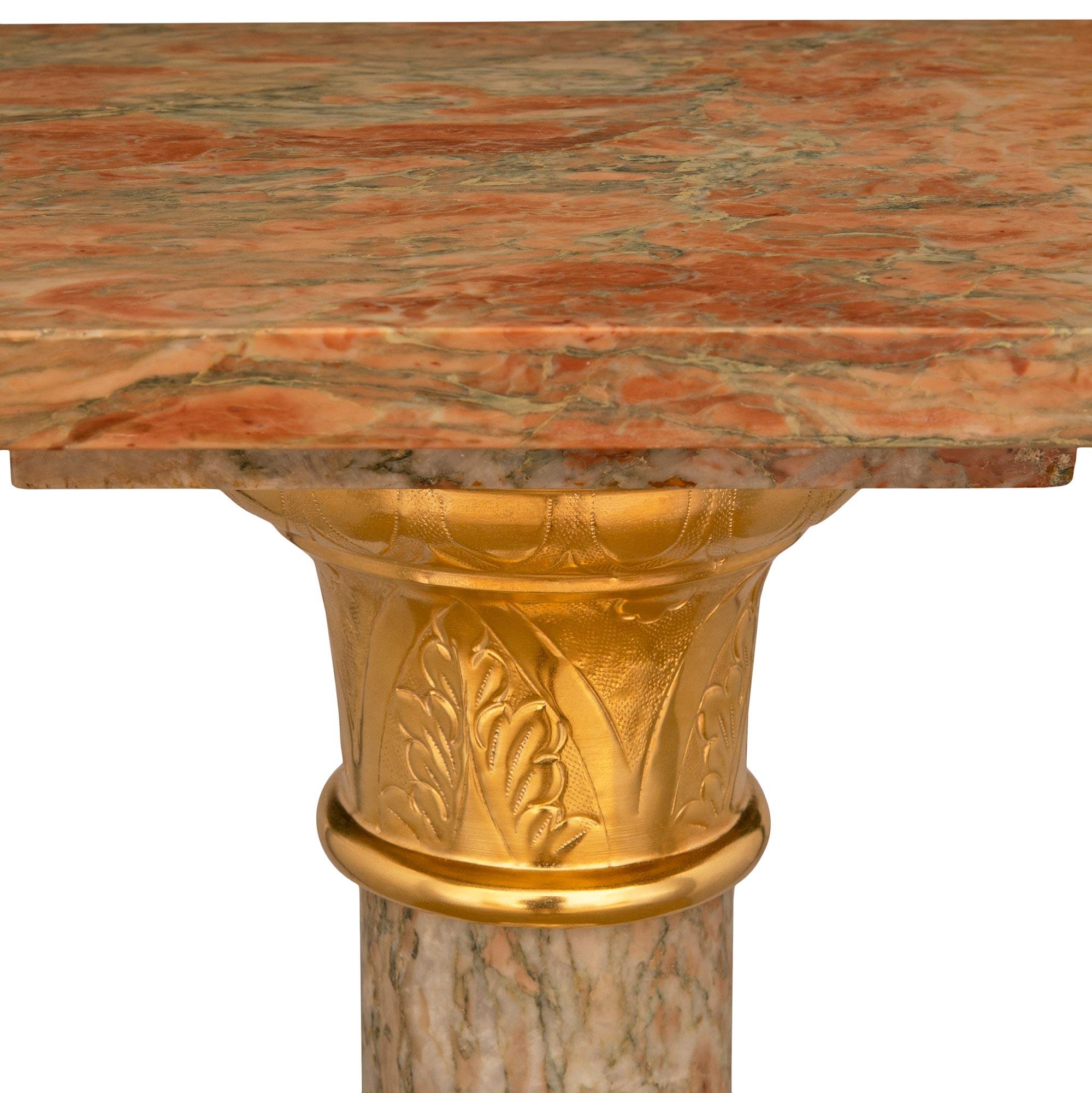 Kontinentale 19. Jahrhundert Louis XVI st. Ormolu und Breccia Marmor Sockel (Unbekannt) im Angebot