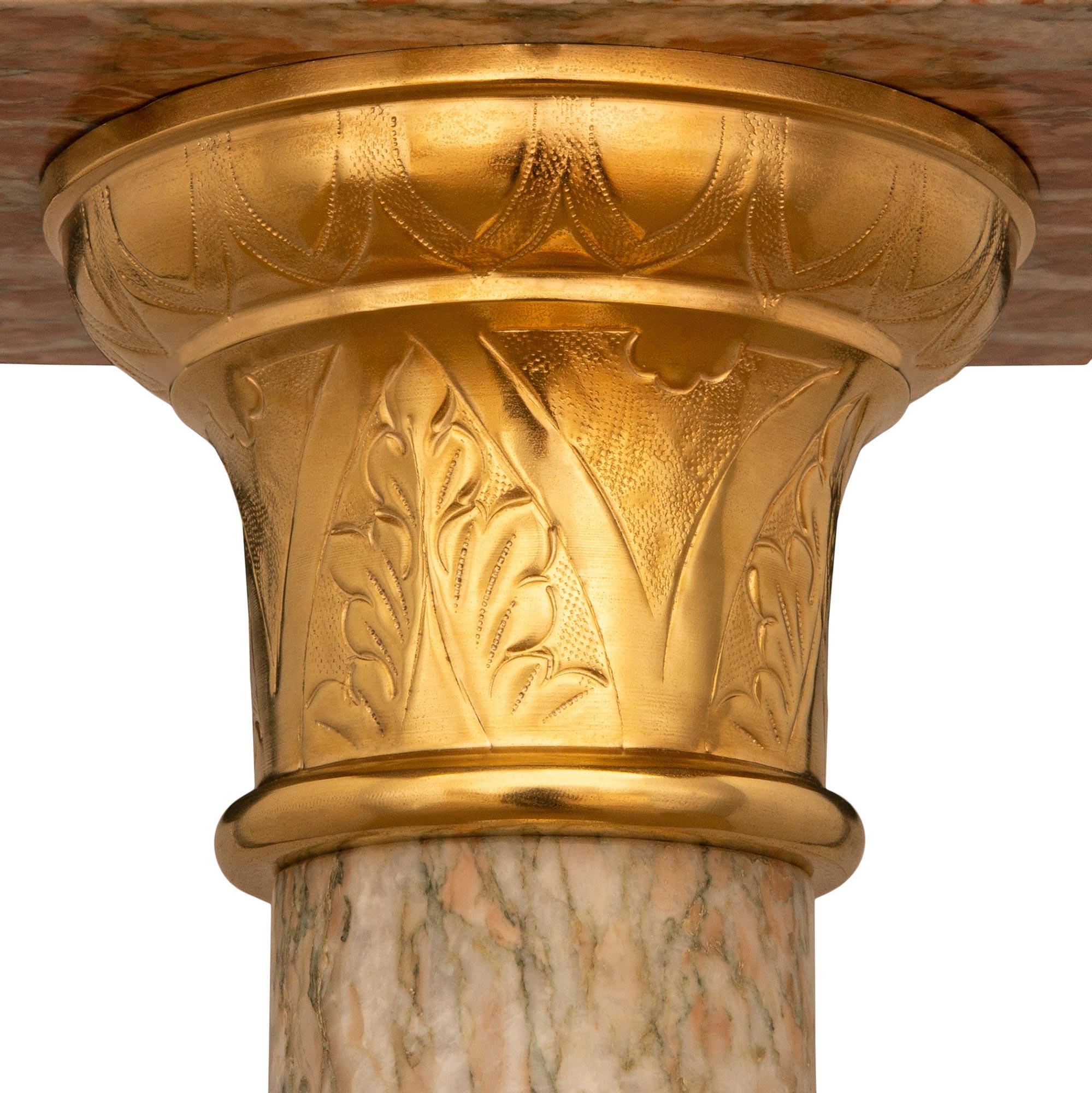 Kontinentale 19. Jahrhundert Louis XVI st. Ormolu und Breccia Marmor Sockel im Zustand „Gut“ im Angebot in West Palm Beach, FL