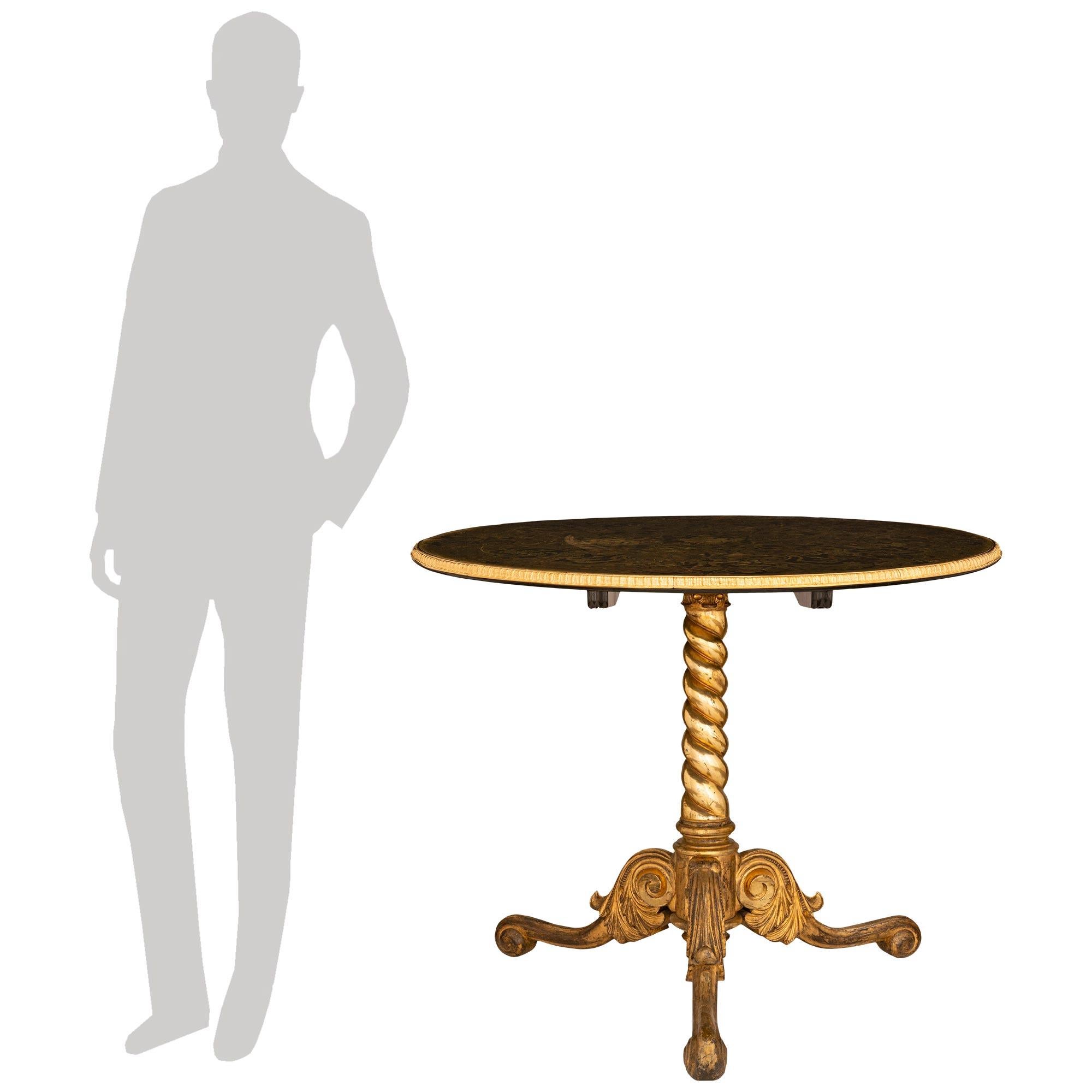 Table d'appoint exquise et extrêmement décorative en méca et laiton Boulle du XIXe siècle. Cette merveilleuse table d'appoint repose sur une élégante base tripode en forme de Mecque, avec trois pieds décorés de rinceaux. Au-dessus se trouve un fut