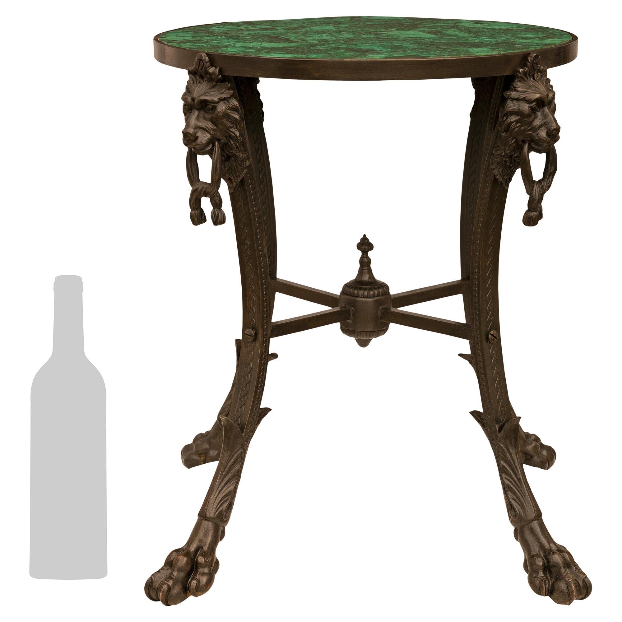 Magnifique table d'appoint/pédestal en bronze patiné et malachite de style néo-classique continental du XIXe siècle. Cette merveilleuse table repose sur quatre pieds en bronze à pattes et grandes feuilles d'acanthe. Chaque jambe est reliée par une