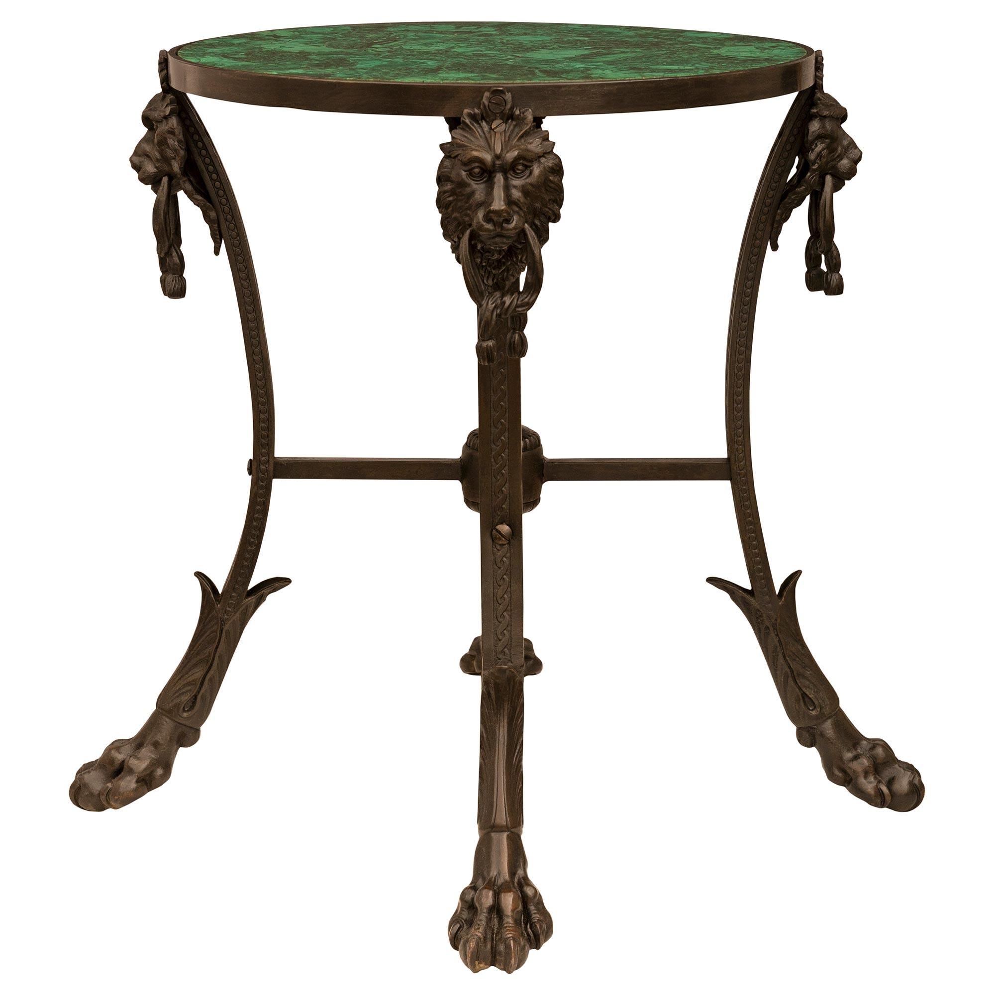 Néoclassique Table d'appoint en bronze et malachite. Table d'appoint en bronze et malachite en vente