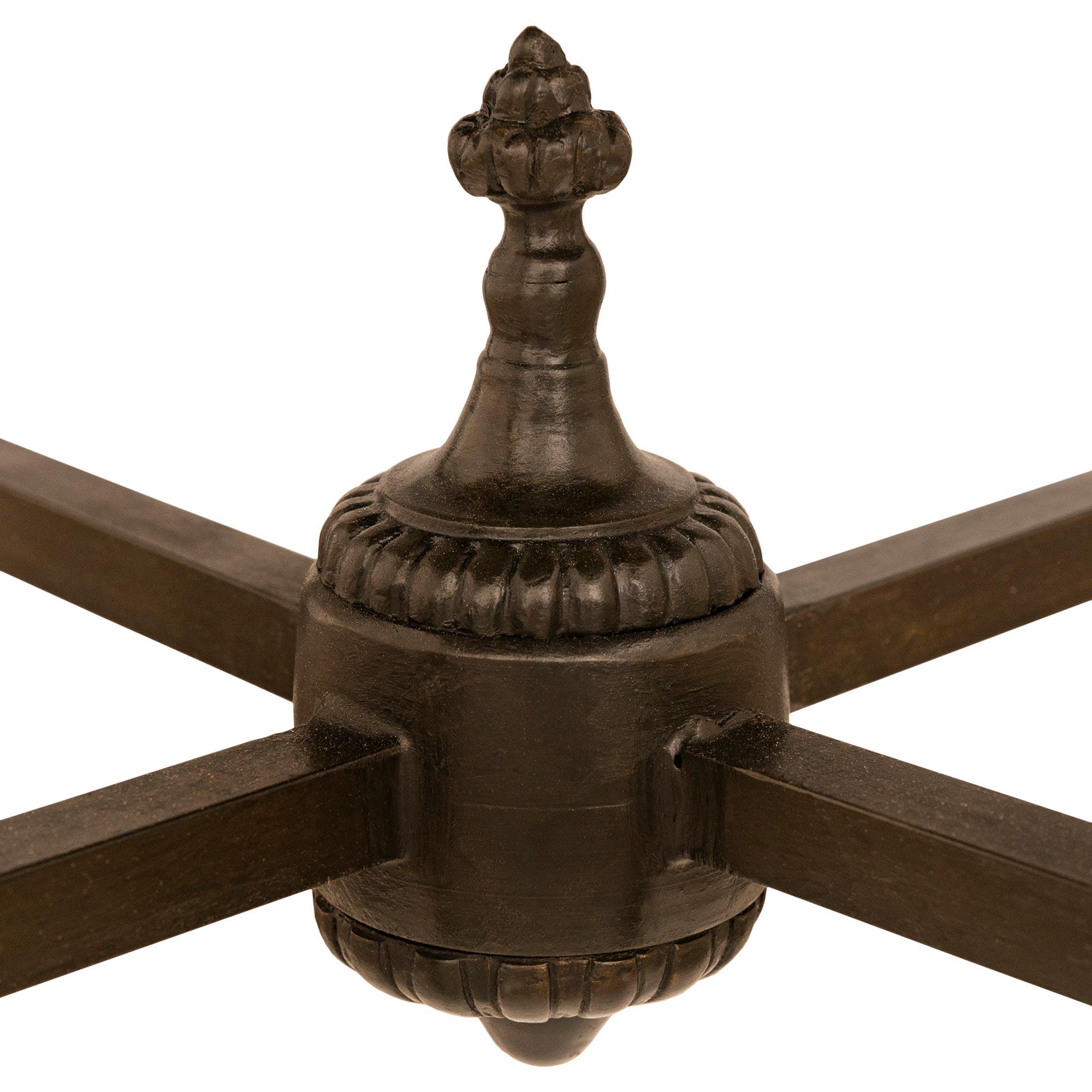 XIXe siècle Table d'appoint en bronze et malachite. Table d'appoint en bronze et malachite en vente