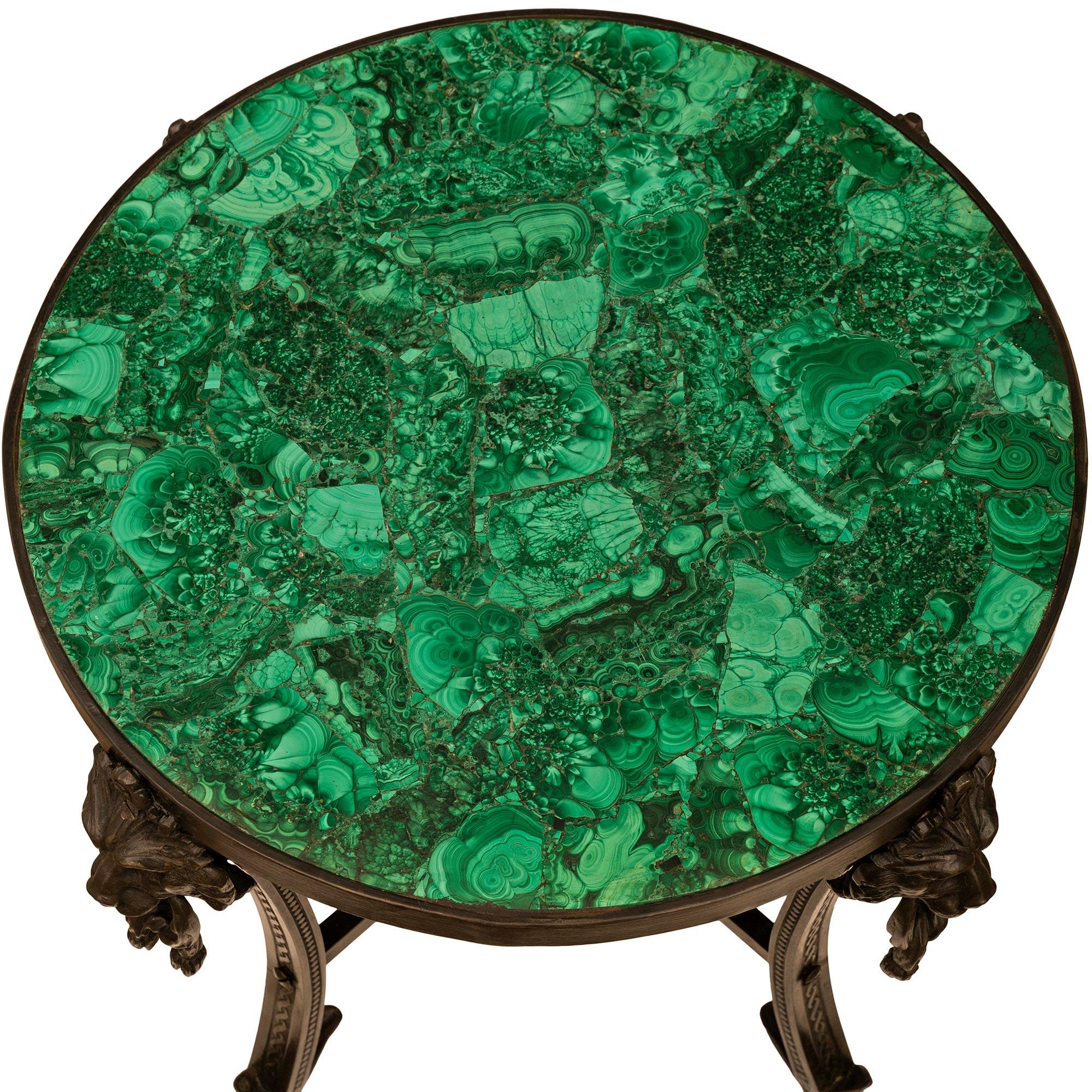Table d'appoint en bronze et malachite. Table d'appoint en bronze et malachite en vente 1
