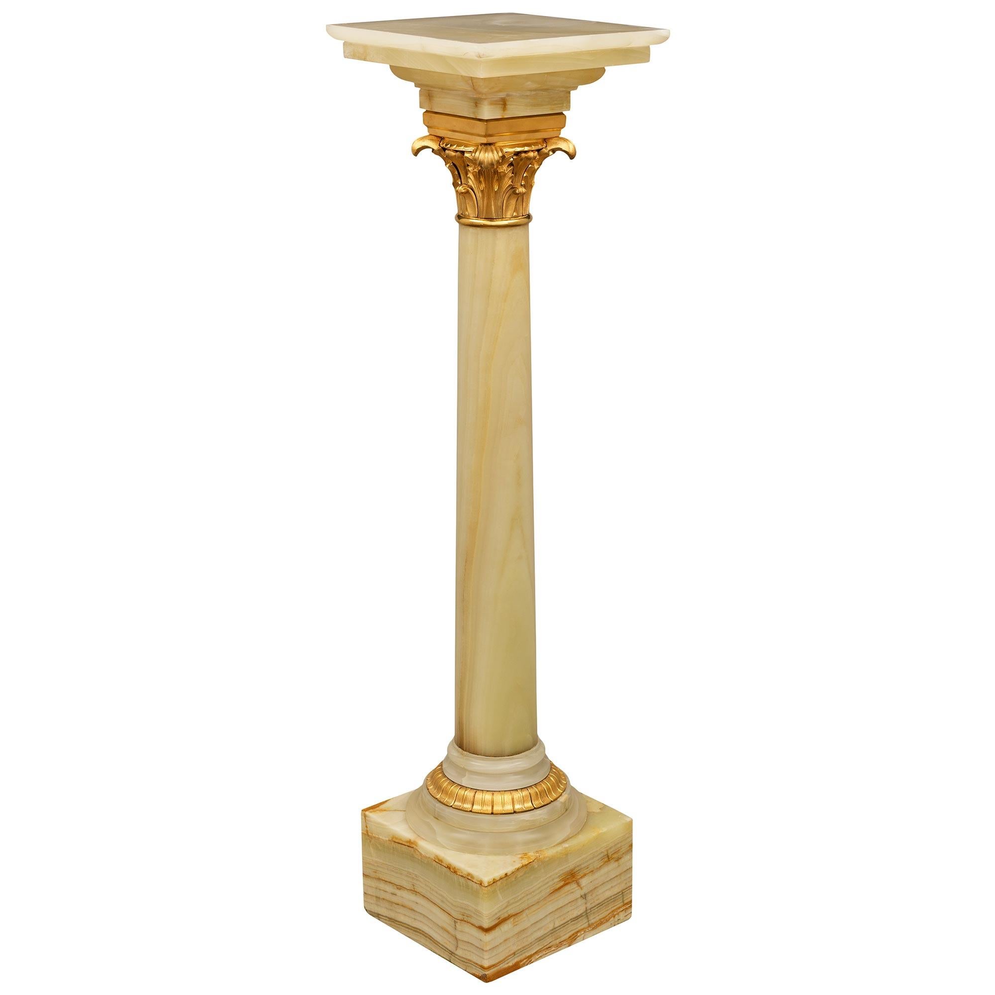Neoclassico Pietra neoclassica del XIX secolo continentale. Piedistallo/colonna in onice e ormolu in vendita