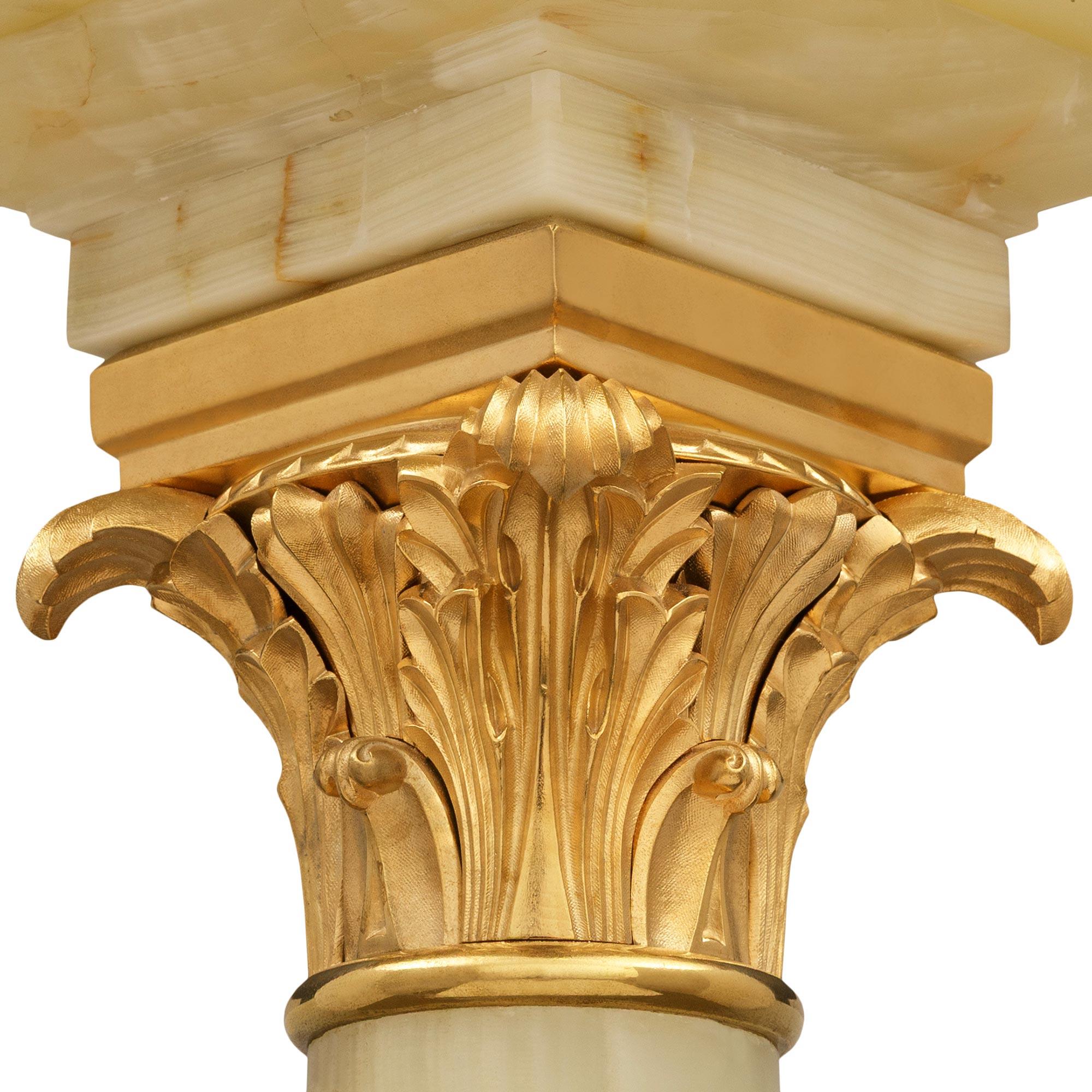 Sconosciuto Pietra neoclassica del XIX secolo continentale. Piedistallo/colonna in onice e ormolu in vendita