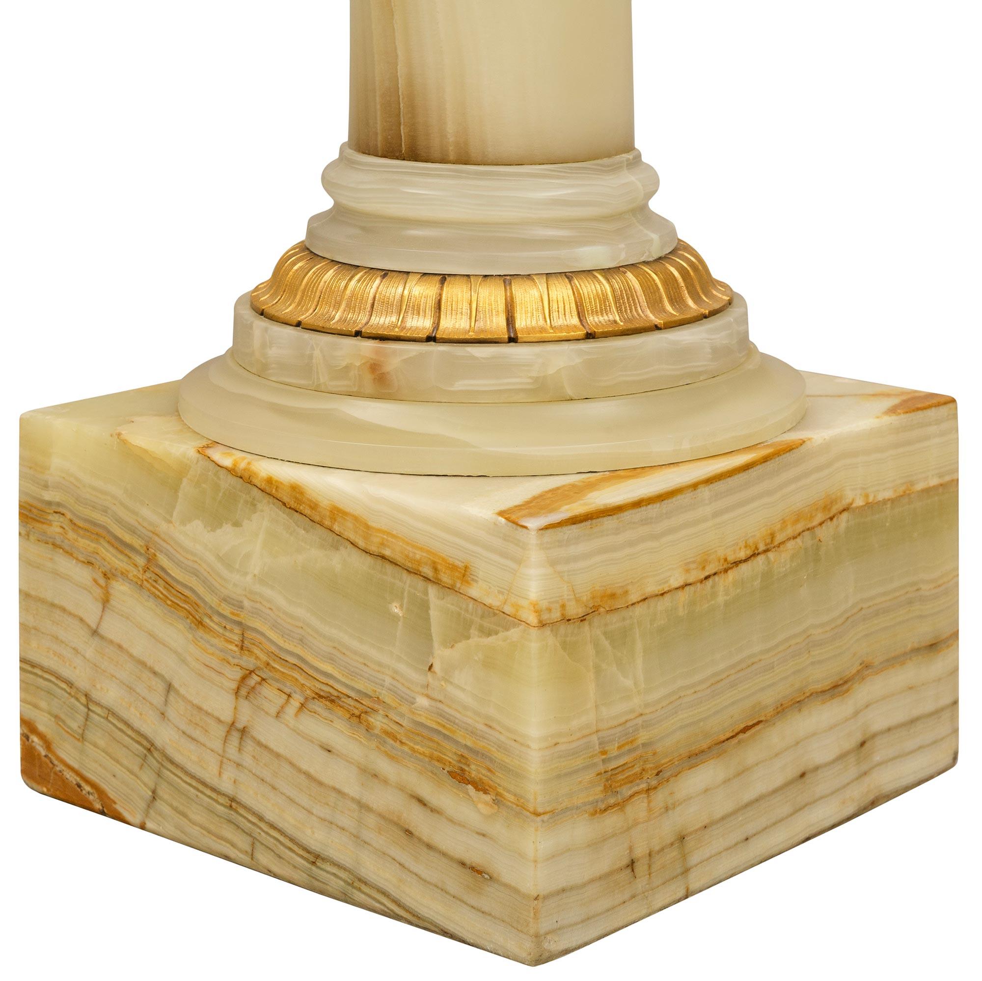 Pietra neoclassica del XIX secolo continentale. Piedistallo/colonna in onice e ormolu in vendita 1