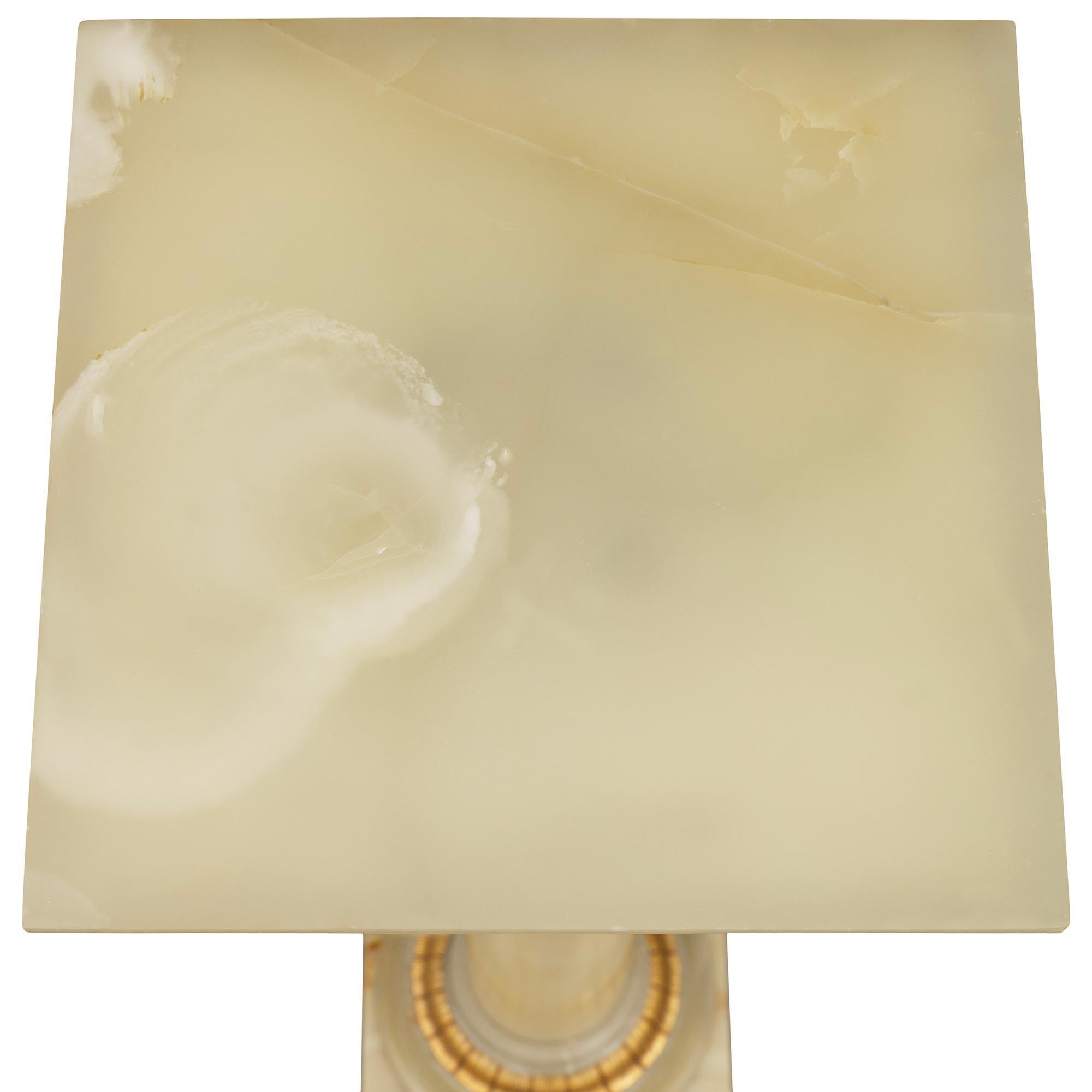 Pietra neoclassica del XIX secolo continentale. Piedistallo/colonna in onice e ormolu in vendita 2