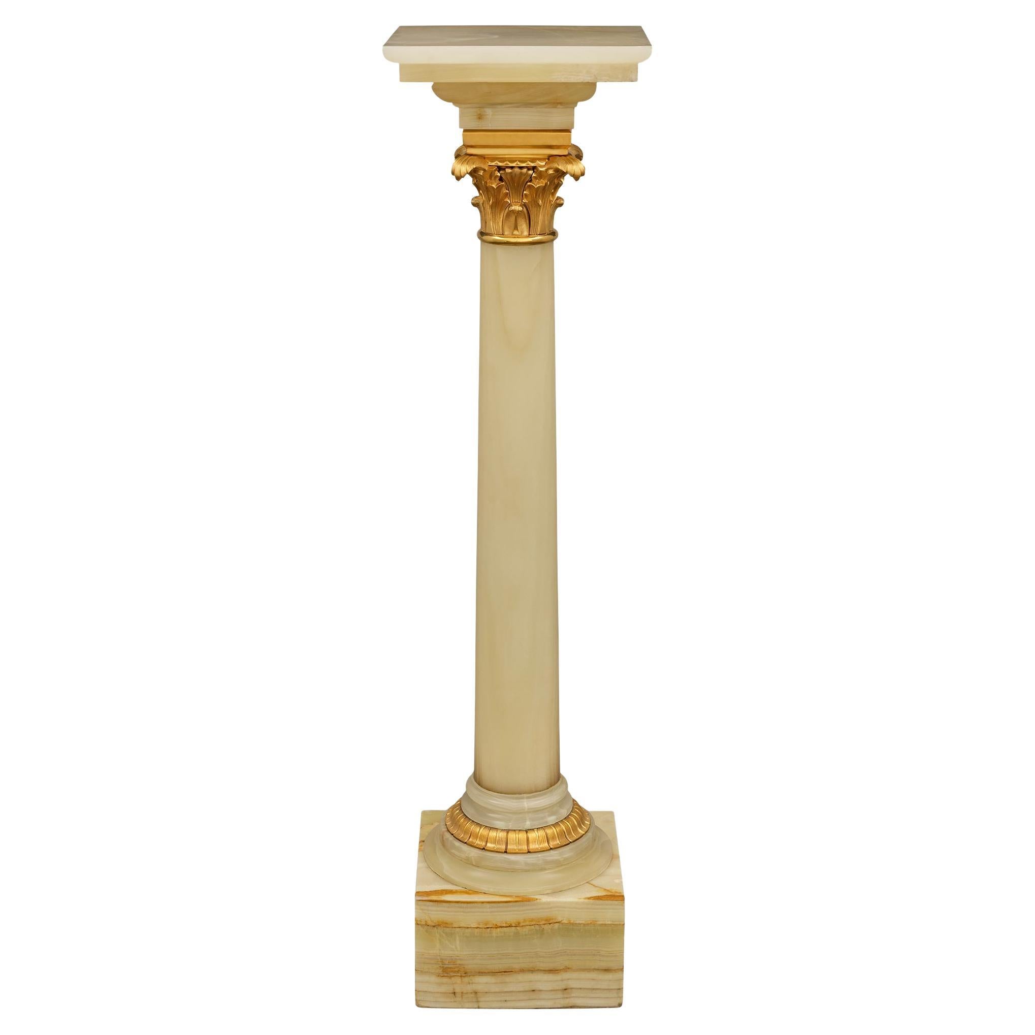 Pietra neoclassica del XIX secolo continentale. Piedistallo/colonna in onice e ormolu