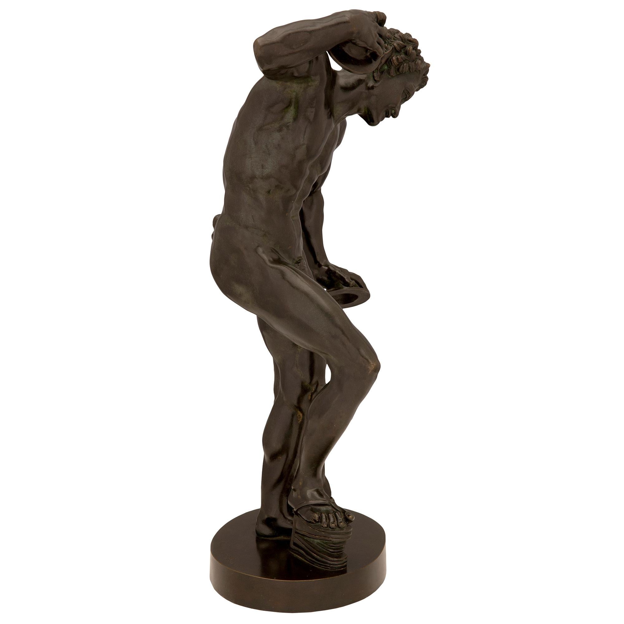 Inconnu Statue continentale en bronze patiné du 19e siècle représentant un faune dansant avec des cymbales en vente