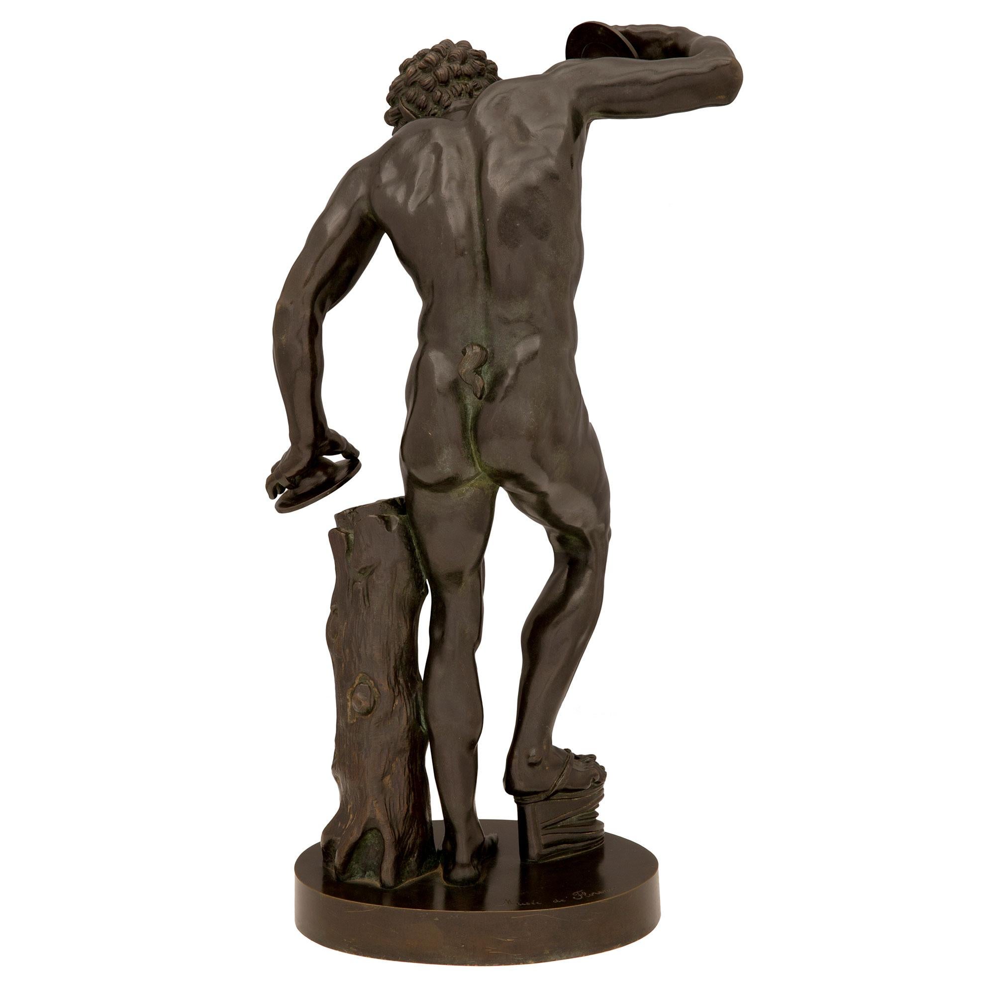 Patiné Statue continentale en bronze patiné du 19e siècle représentant un faune dansant avec des cymbales en vente