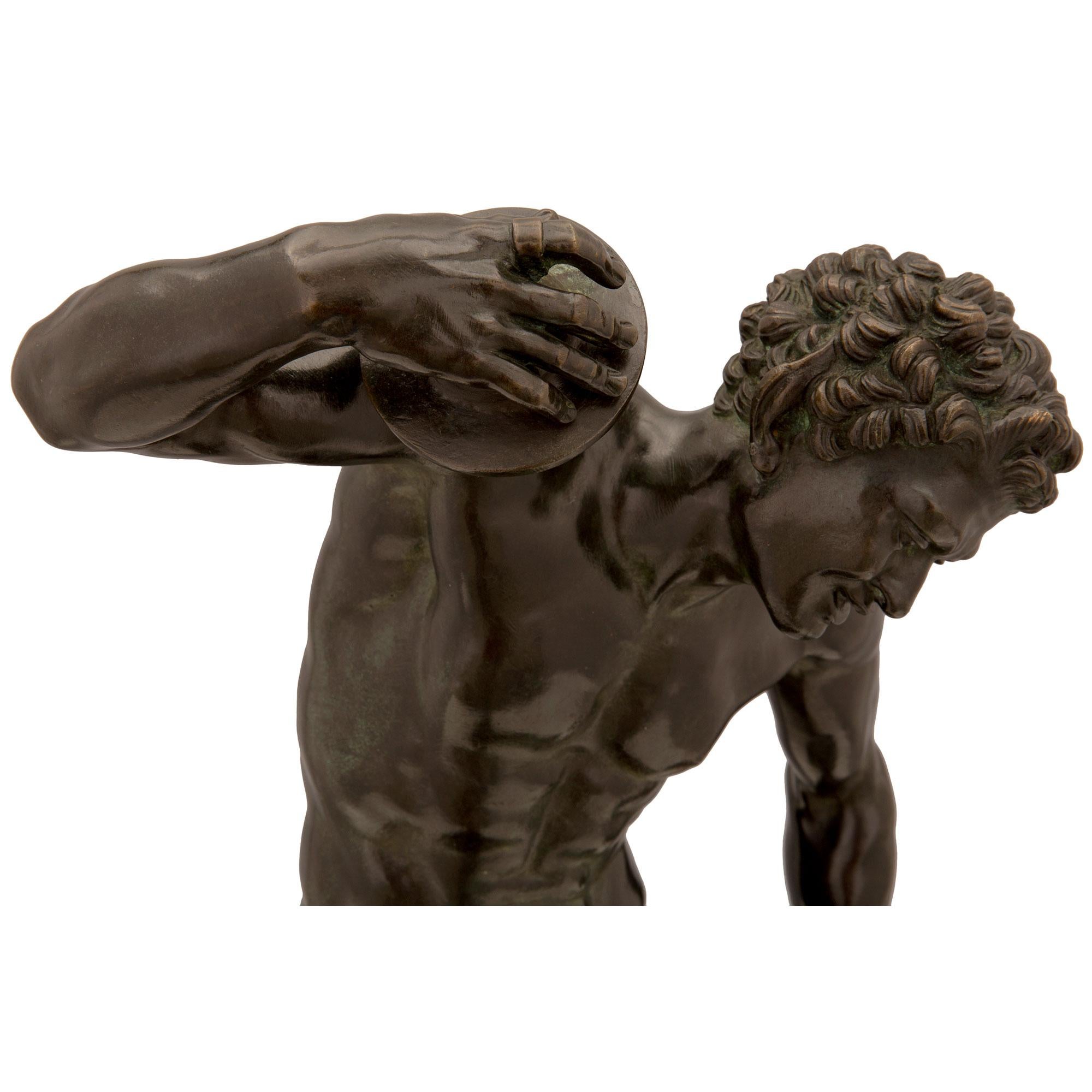 XIXe siècle Statue continentale en bronze patiné du 19e siècle représentant un faune dansant avec des cymbales en vente