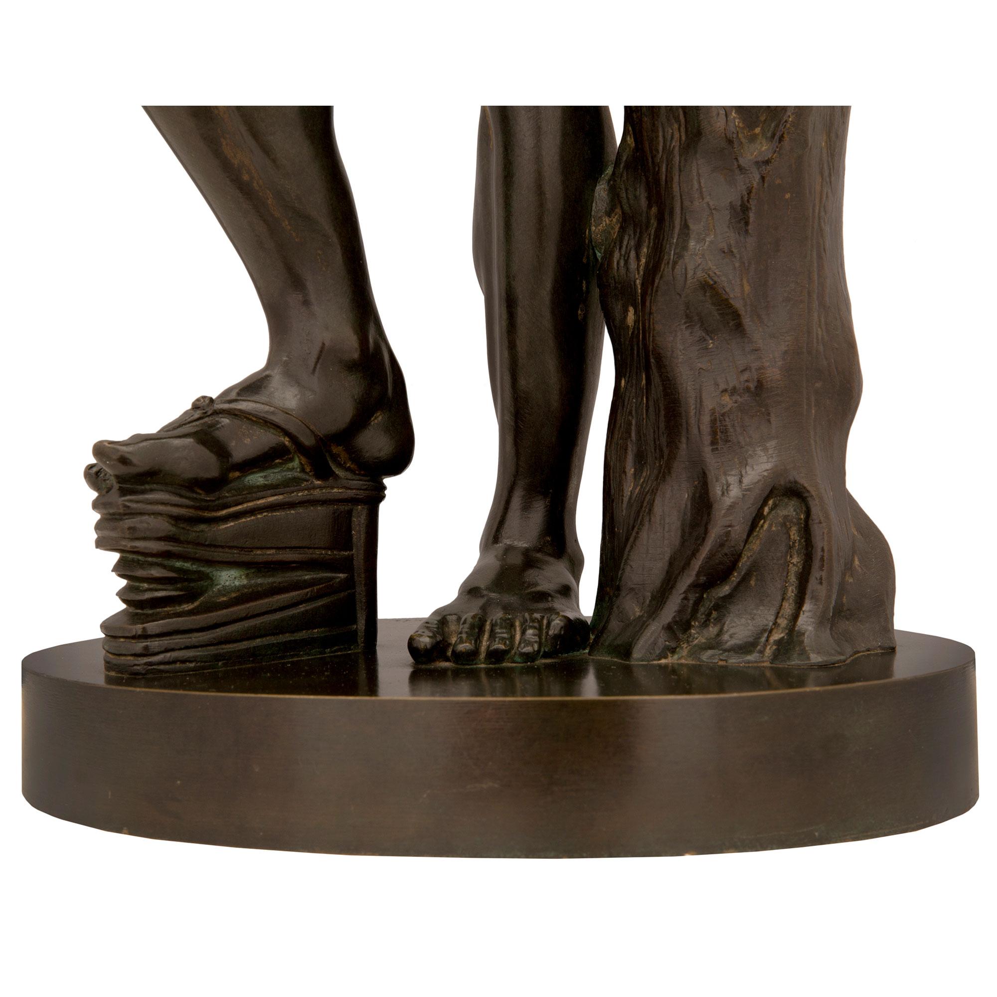 Statue continentale en bronze patiné du 19e siècle représentant un faune dansant avec des cymbales en vente 1