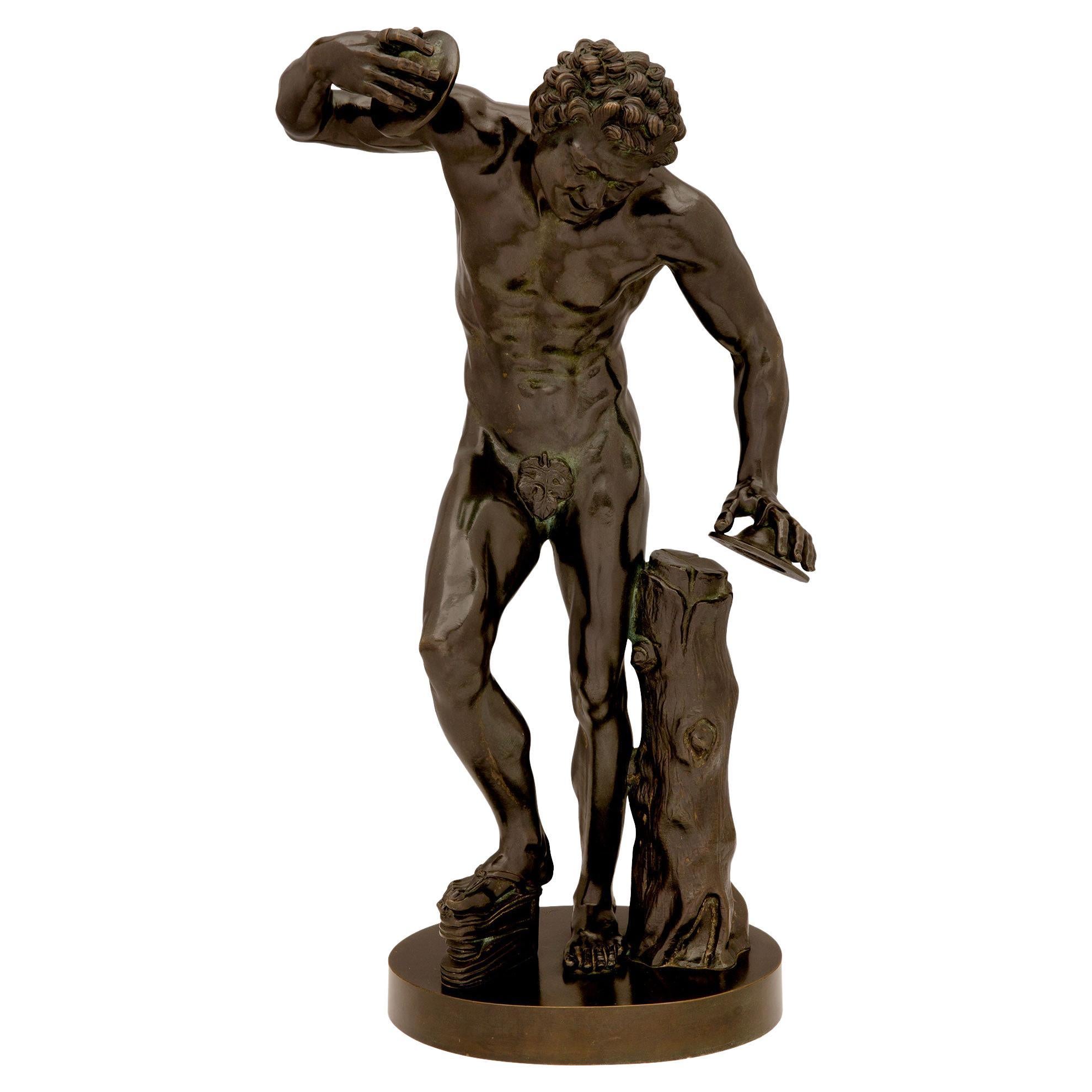 Statue continentale en bronze patiné du 19e siècle représentant un faune dansant avec des cymbales en vente