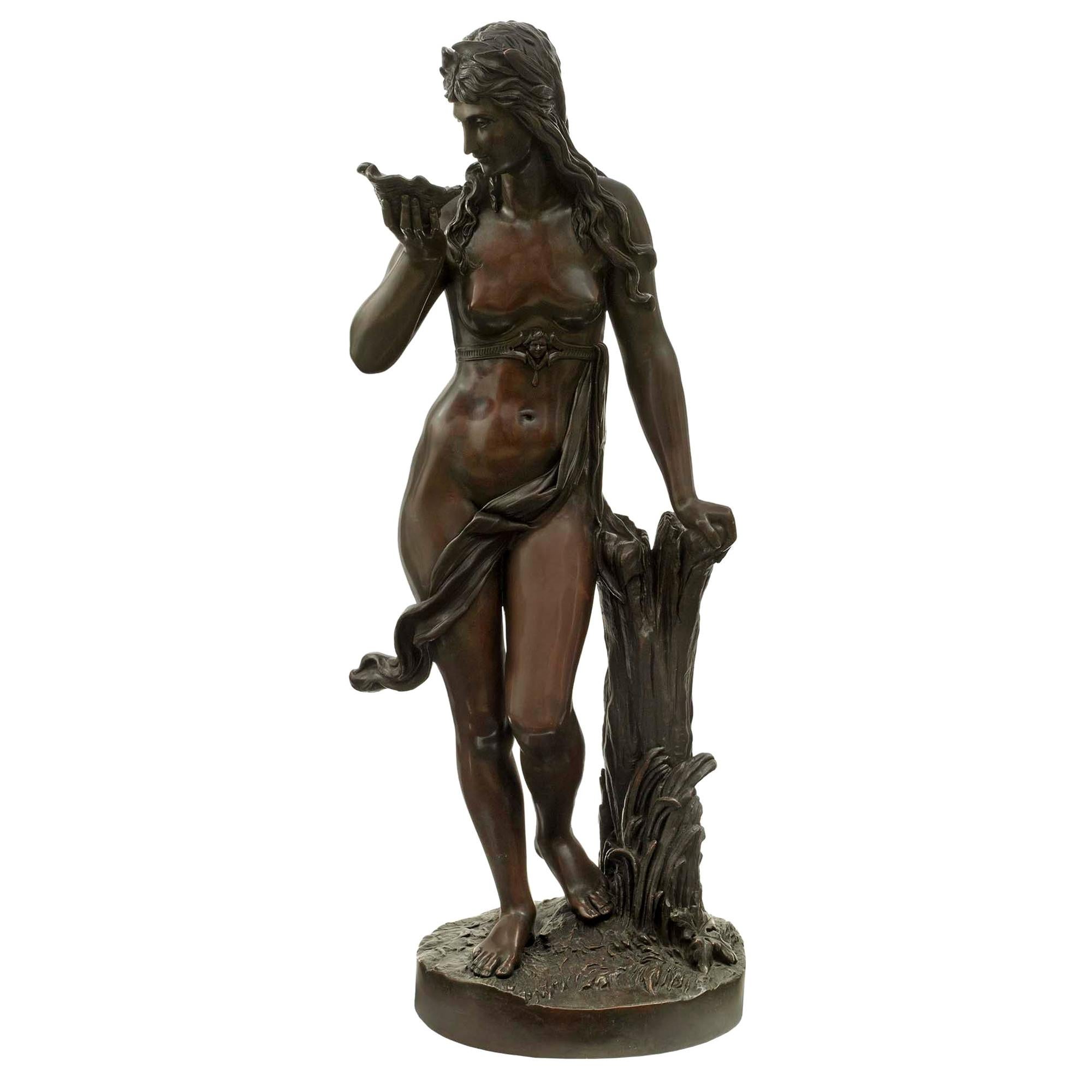 Statue continentale en bronze patiné du 19ème siècle d'une jeune fille tenant un coquillage