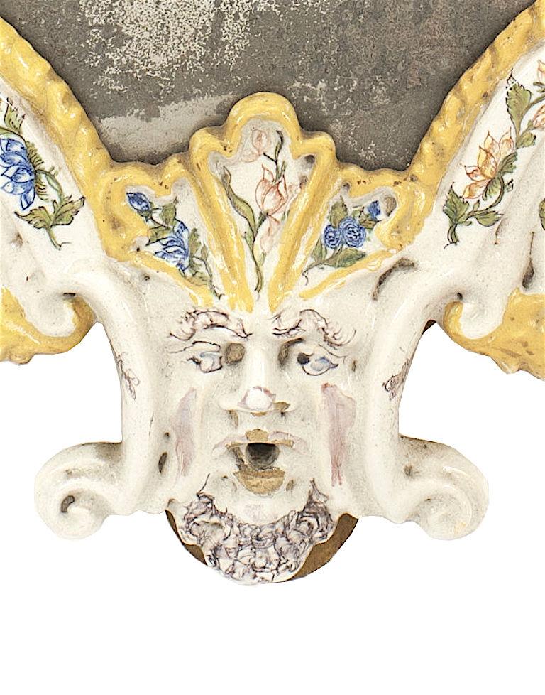 Specchio da parete continentale a forma di chiave di volta del XIX secolo in porcellana In condizioni buone in vendita a Queens, NY
