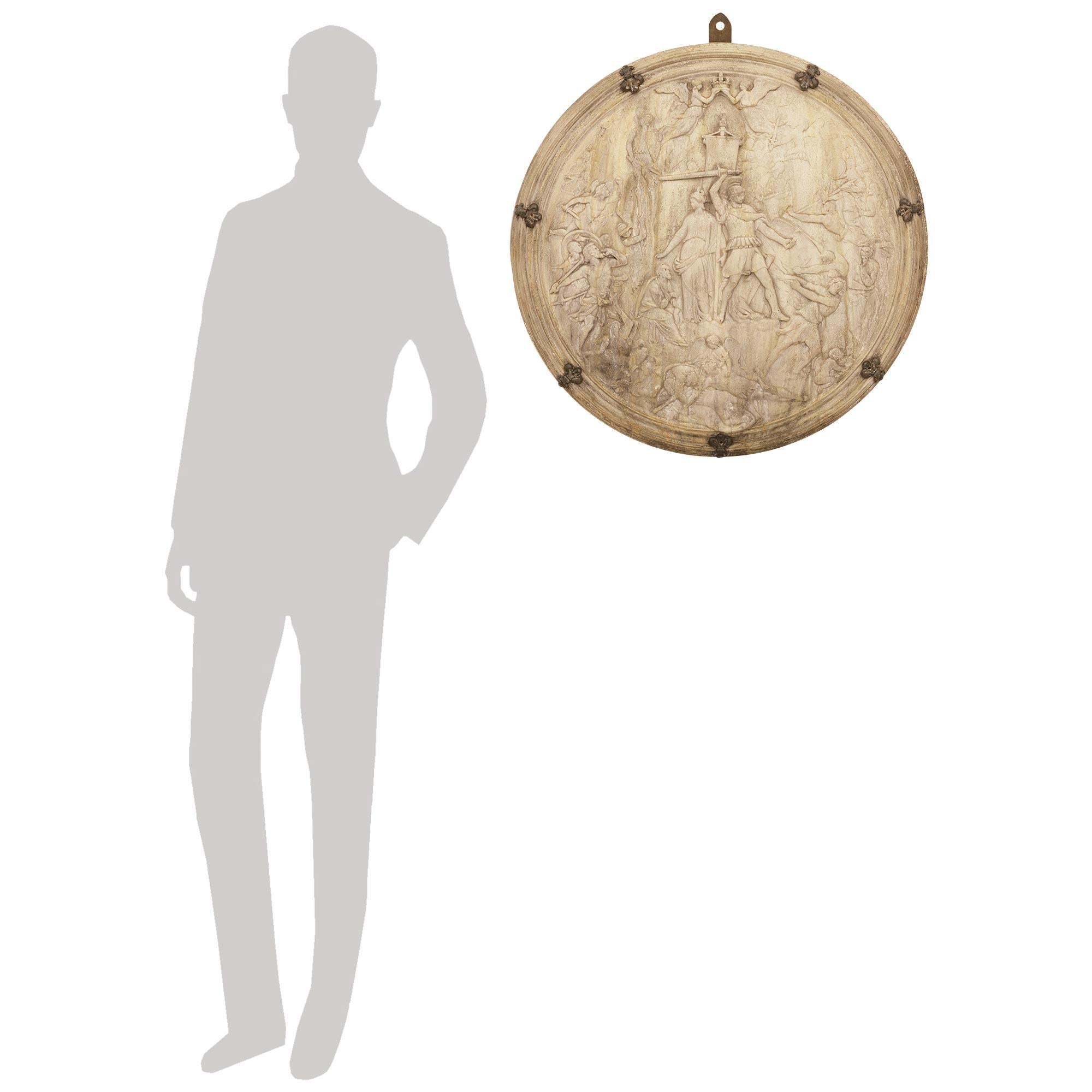 Placa de piedra y bronce del siglo XIX continental, maravillosamente decorativa y de gran tamaño. Esta impresionante decoración de pared circular está enmarcada por un borde moteado acentuado con monturas de Flor de Lis de bronce patinado. En el