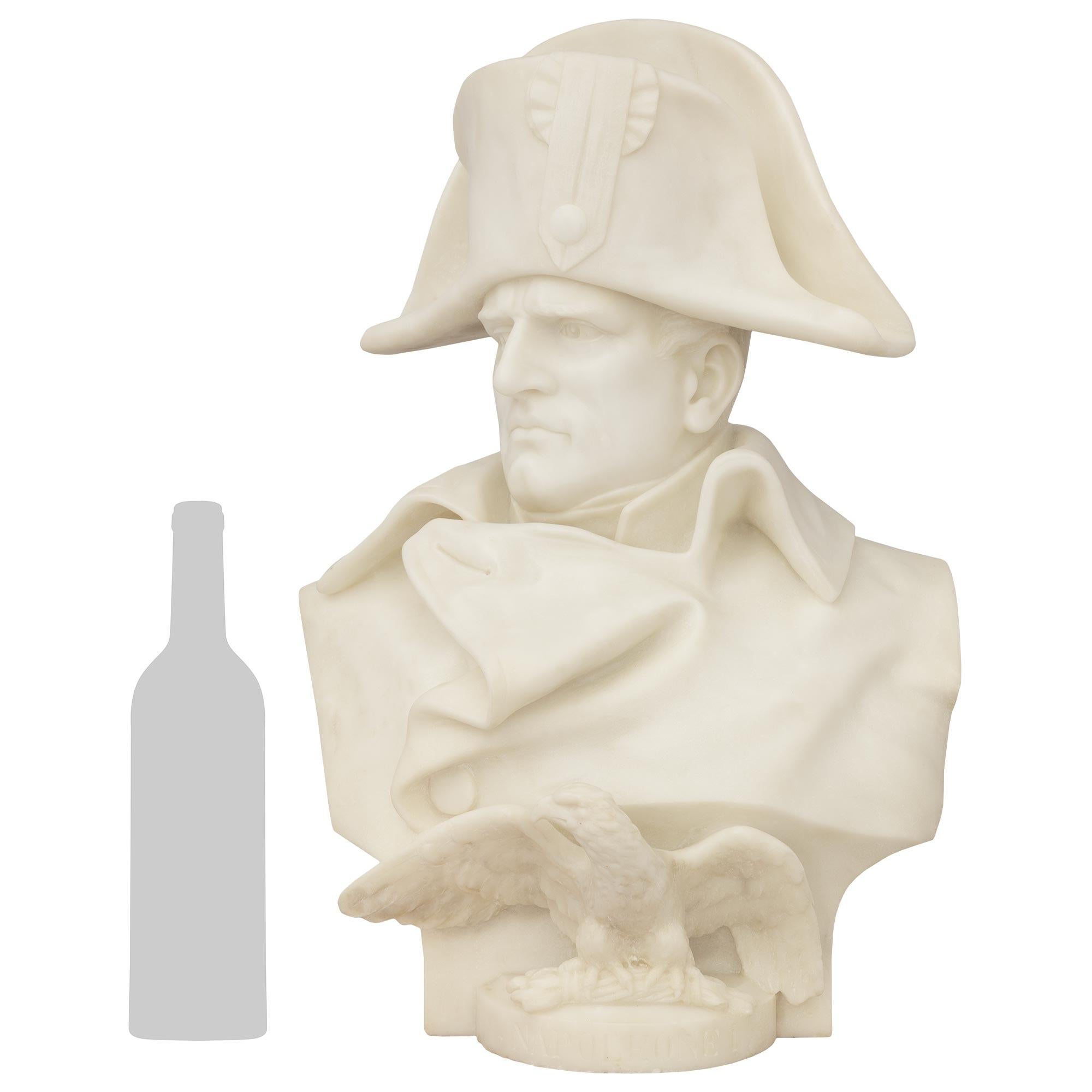Un busto di Napoleone in marmo bianco di Carrara del XIX secolo, imponente e di alta qualità. Questo busto, bello e meravigliosamente dettagliato, poggia su una base quadrata con una parte anteriore semicircolare che mostra Napoleone I sotto