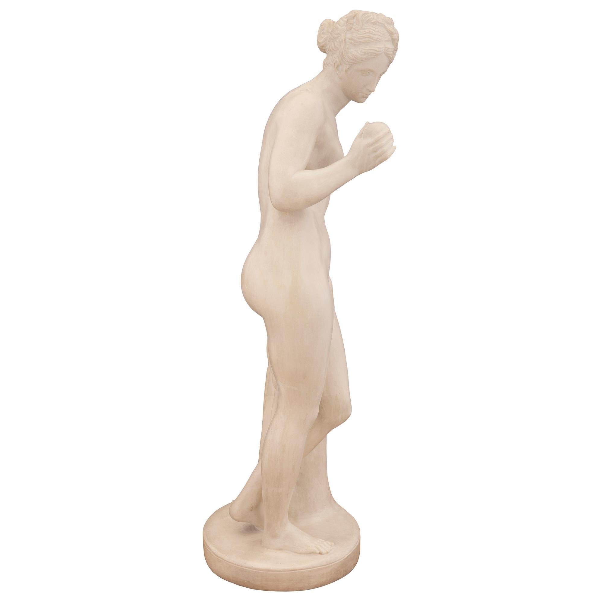 Sconosciuto Statua di Venere in marmo bianco di Carrara del XIX secolo continentale in vendita