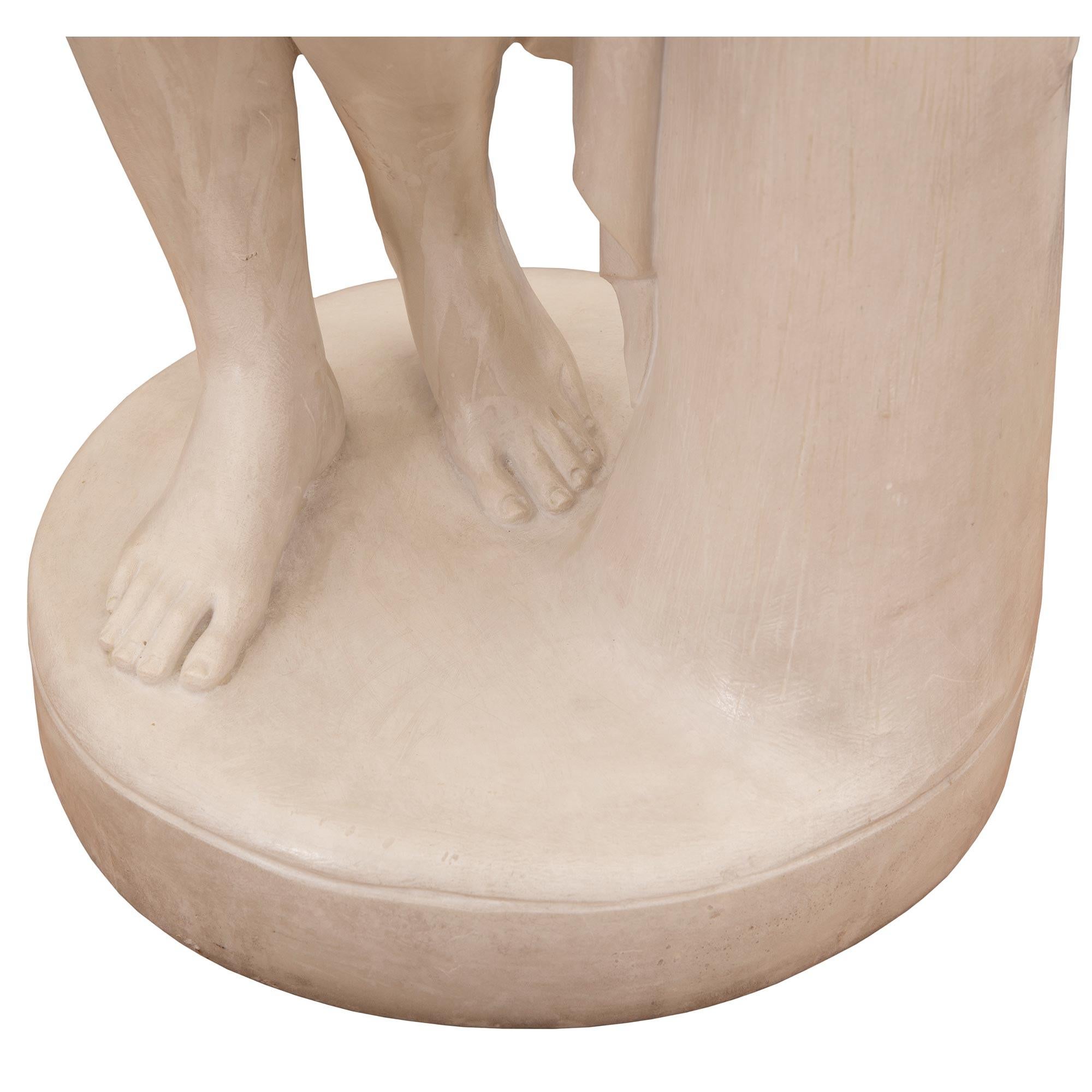 Statua di Venere in marmo bianco di Carrara del XIX secolo continentale in vendita 3