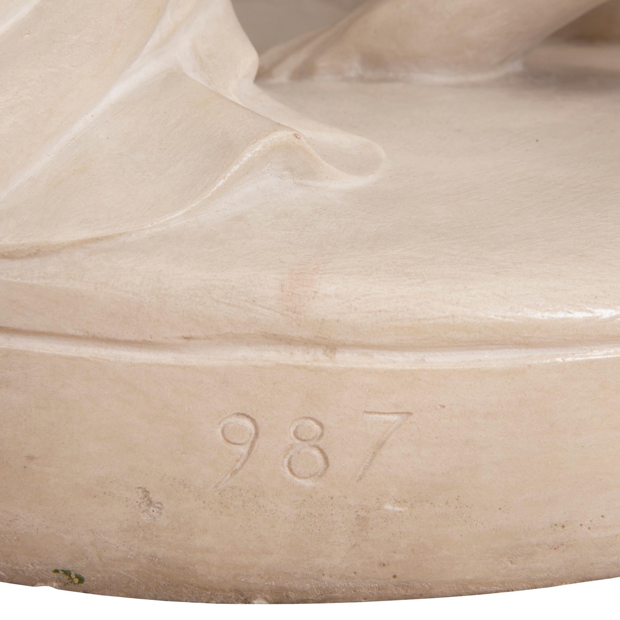 Statua di Venere in marmo bianco di Carrara del XIX secolo continentale in vendita 4