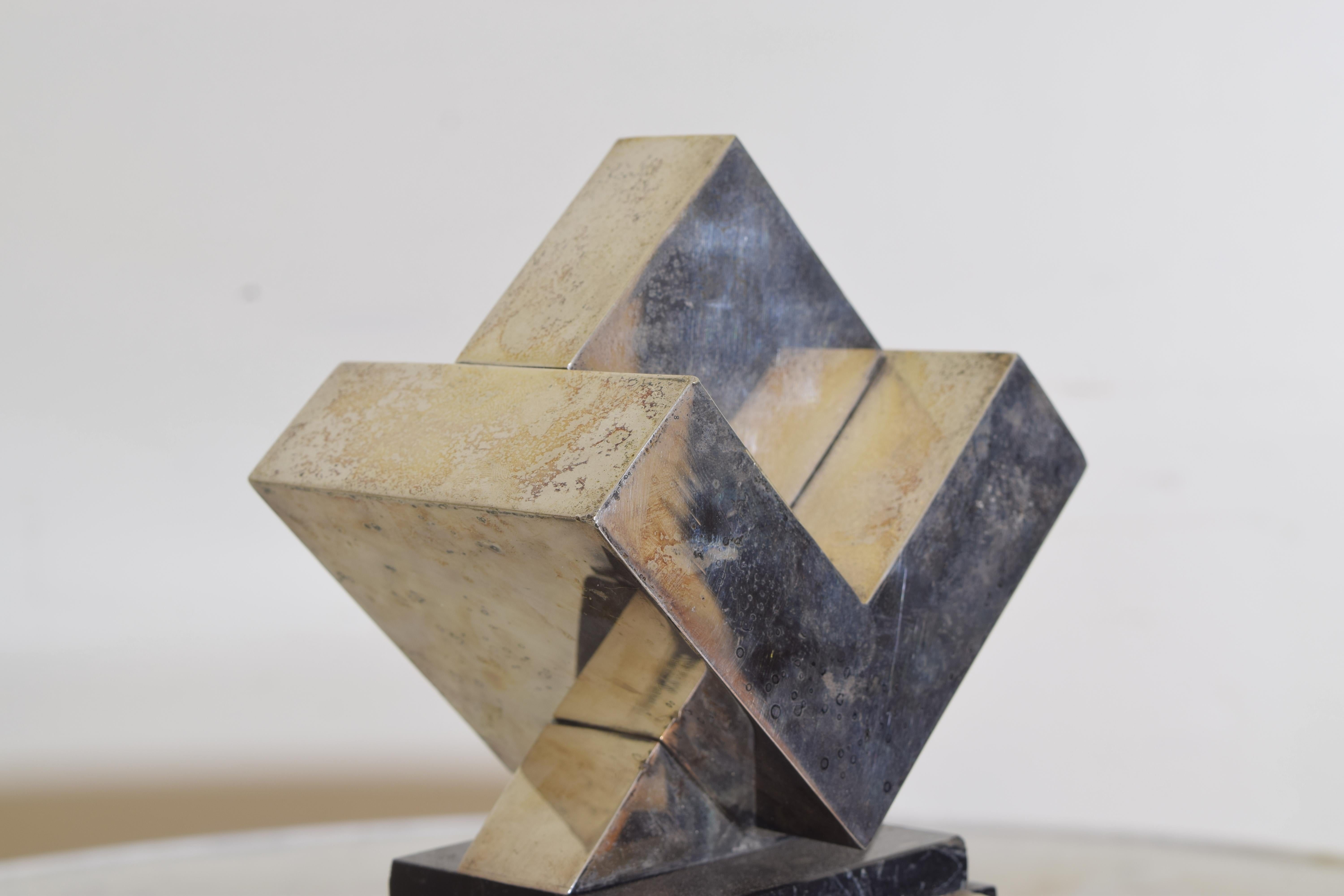 Metà XX secolo Scultura astratta continentale in marmo e lastra d'argento, terzo quarto del XX secolo. in vendita
