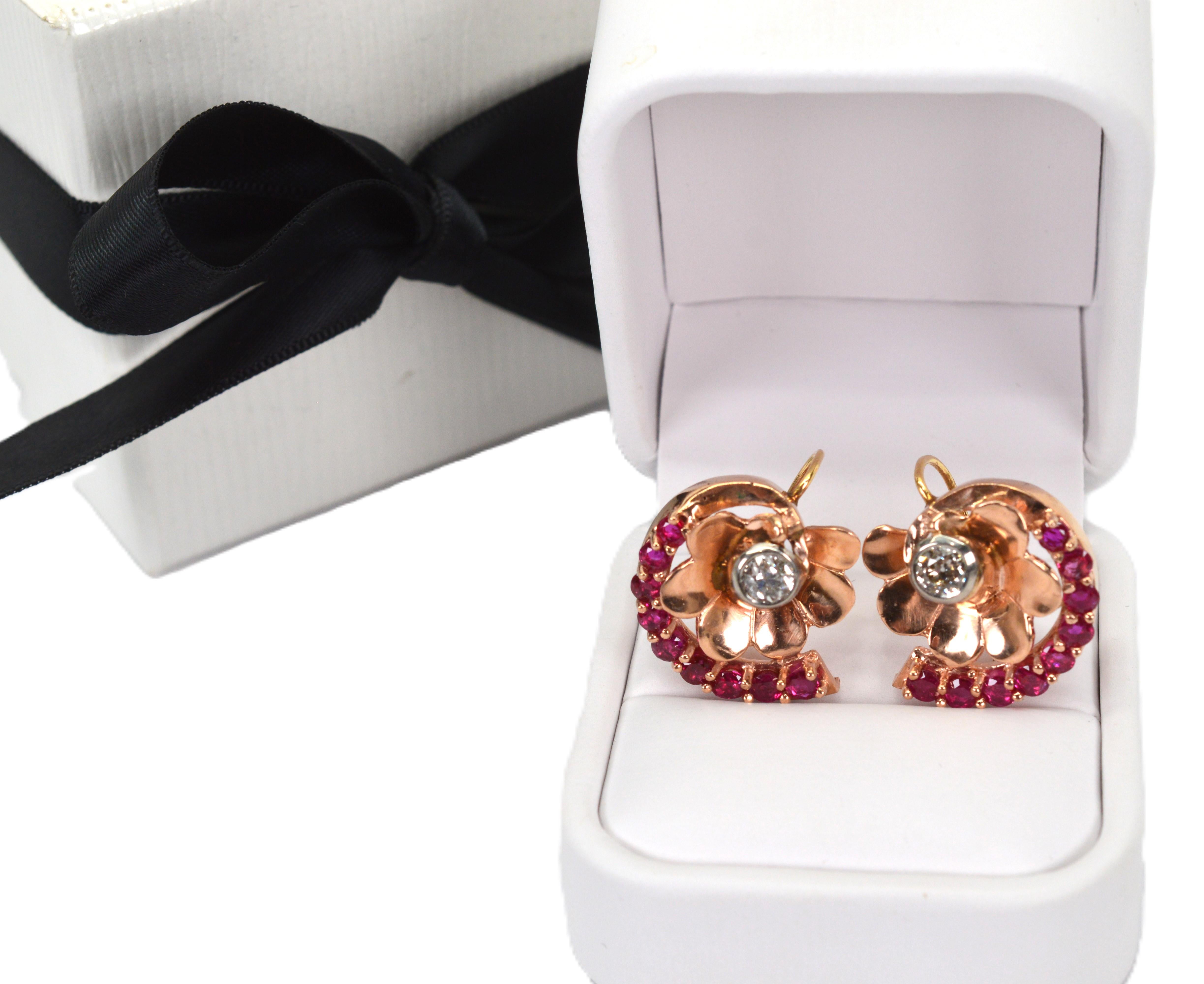 Boucles d'oreilles pendantes anciennes en or rose 14 carats avec fleurs en diamants et rubis de style continental Bon état - En vente à Mount Kisco, NY