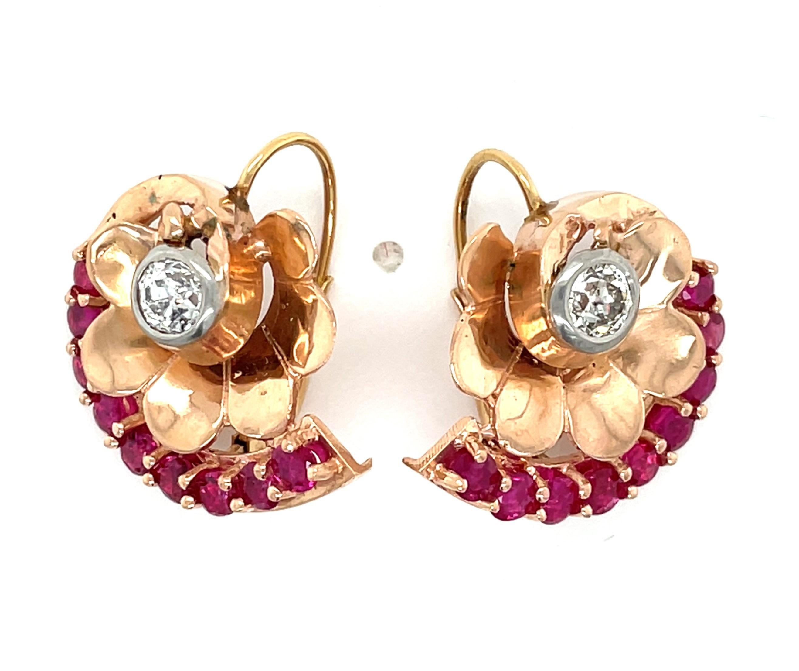 Taille ronde Boucles d'oreilles pendantes anciennes en or rose 14 carats avec fleurs en diamants et rubis de style continental en vente