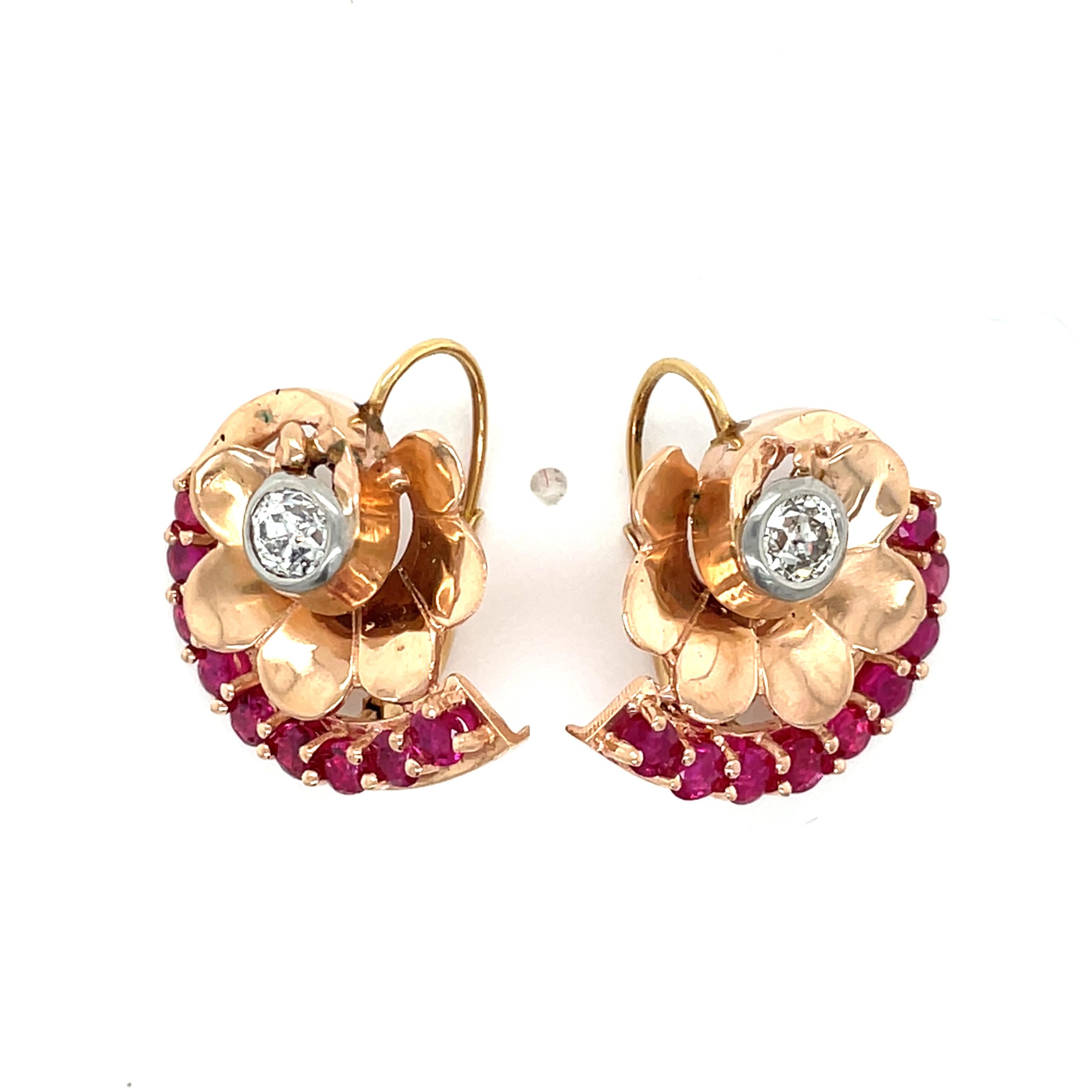 Boucles d'oreilles pendantes anciennes en or rose 14 carats avec fleurs en diamants et rubis de style continental en vente 1