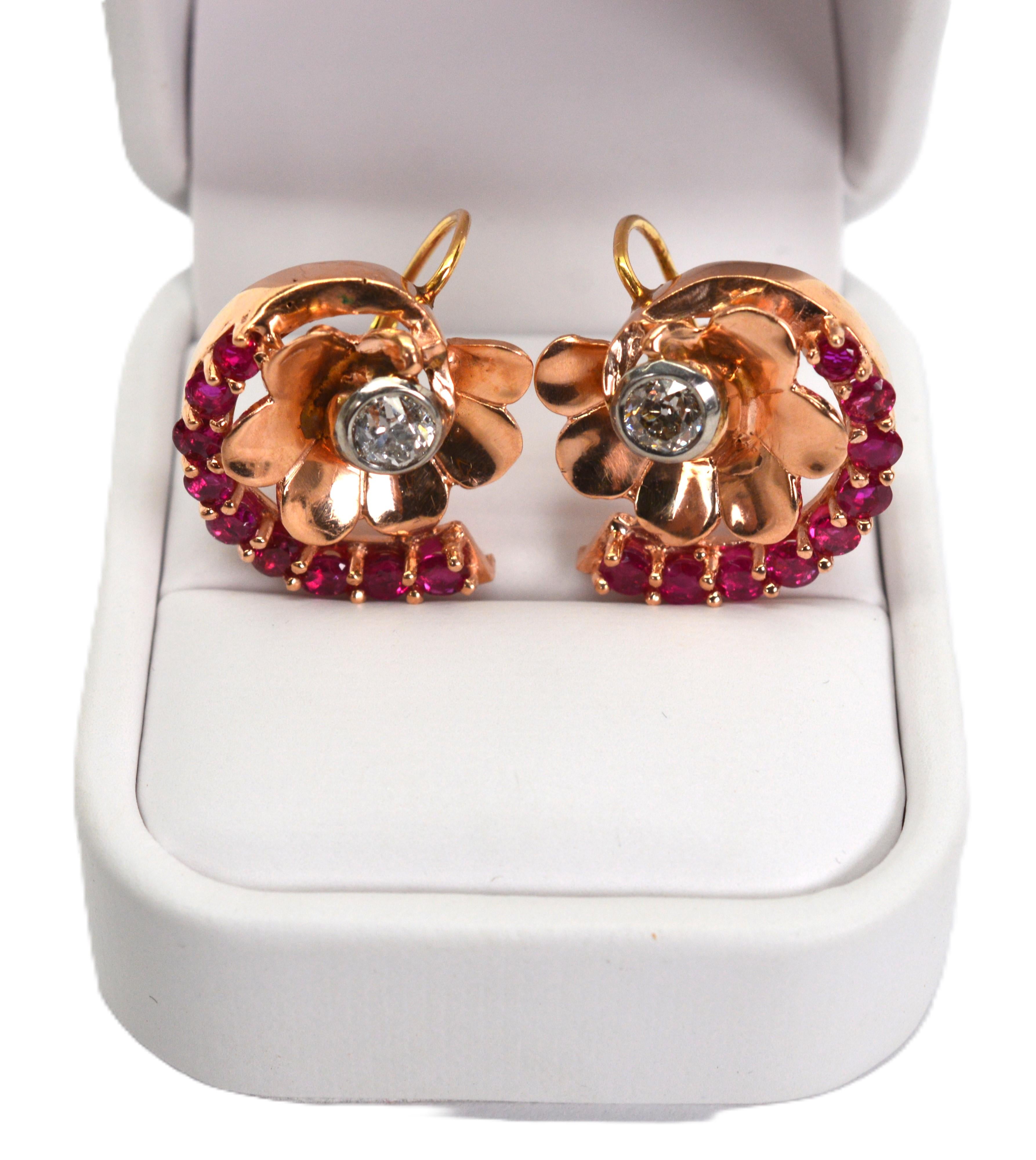 Boucles d'oreilles pendantes anciennes en or rose 14 carats avec fleurs en diamants et rubis de style continental en vente 2