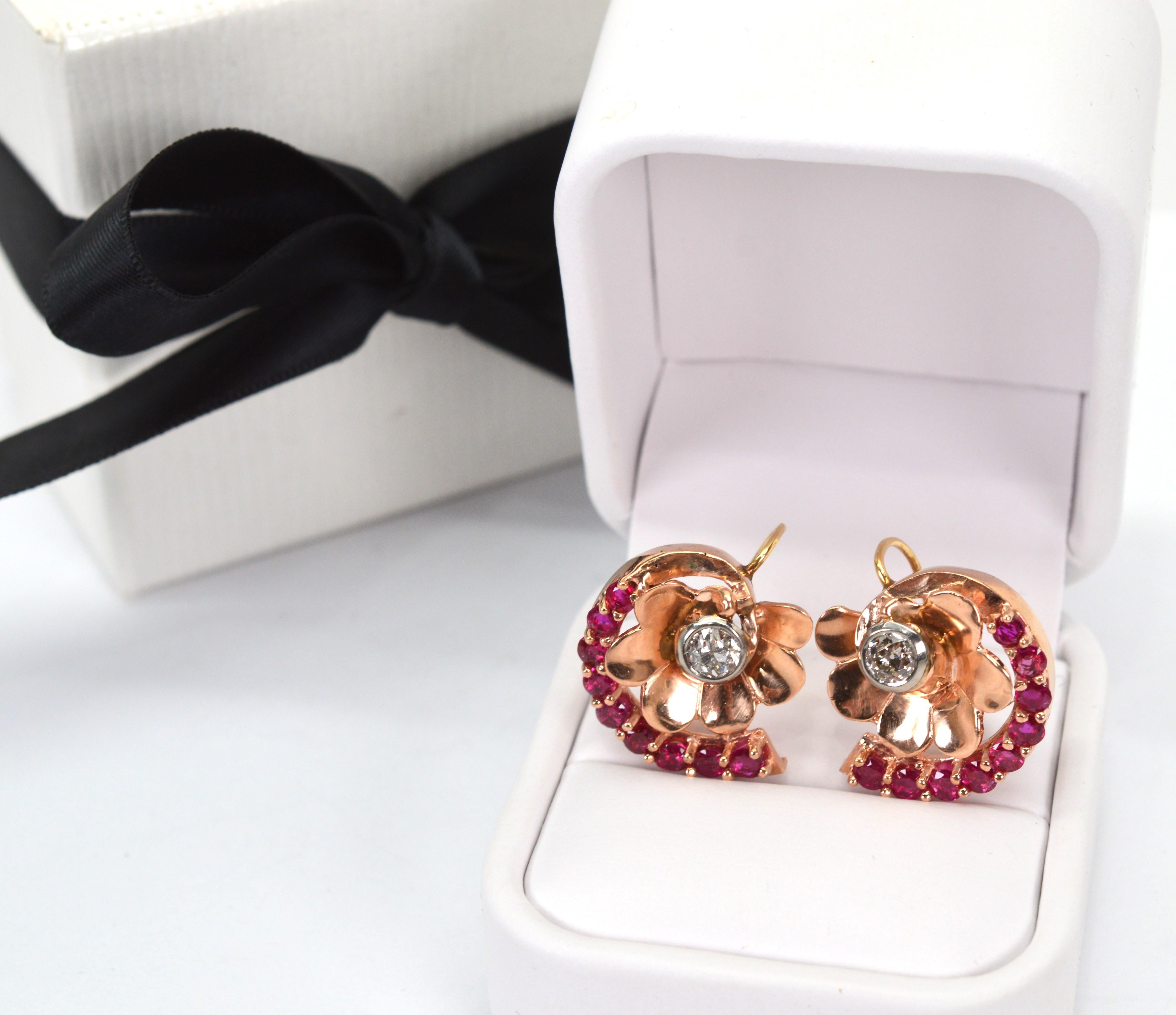 Boucles d'oreilles pendantes anciennes en or rose 14 carats avec fleurs en diamants et rubis de style continental en vente 3