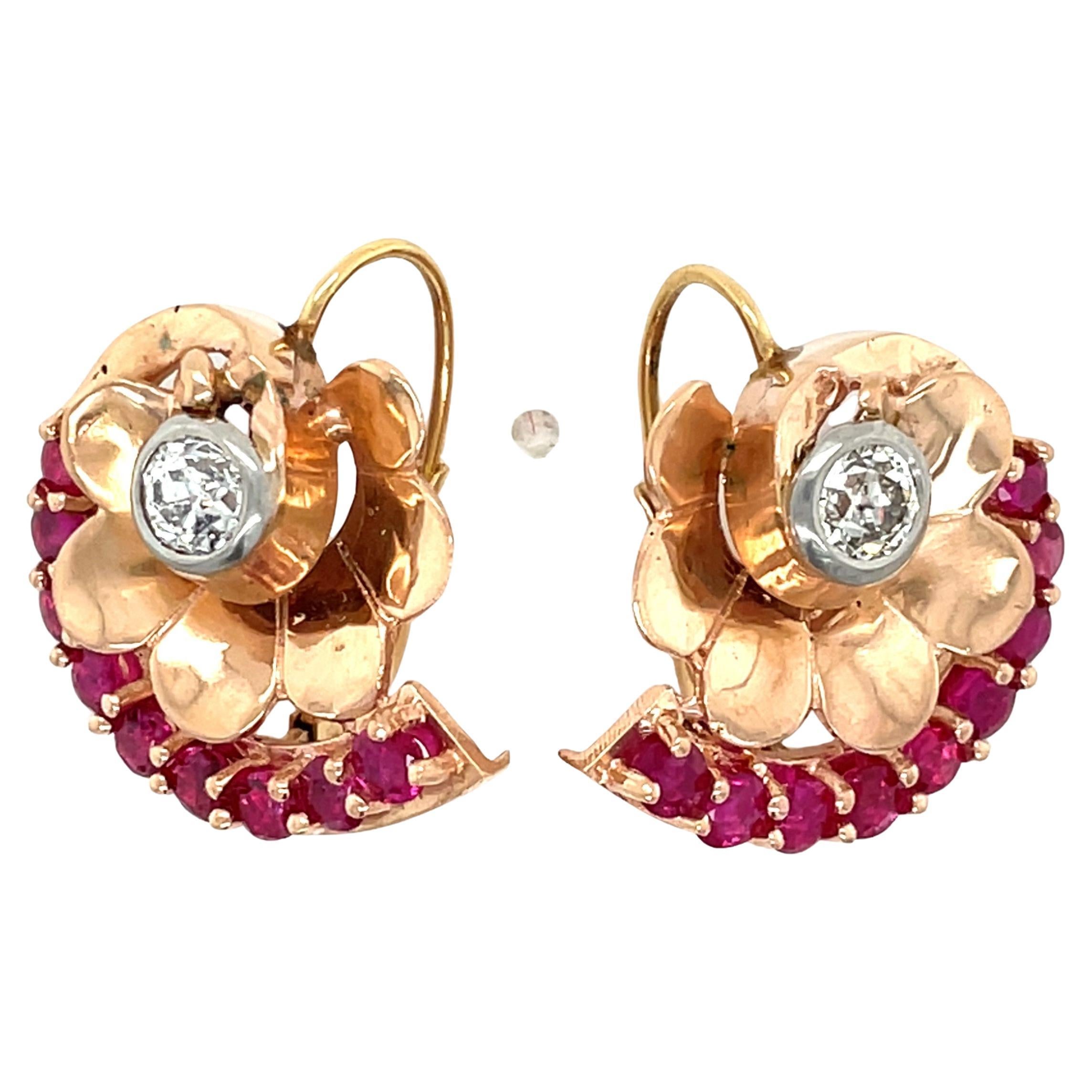 Boucles d
oreilles pendantes anciennes en or rose 14 carats avec fleurs en diamants et rubis de style continental